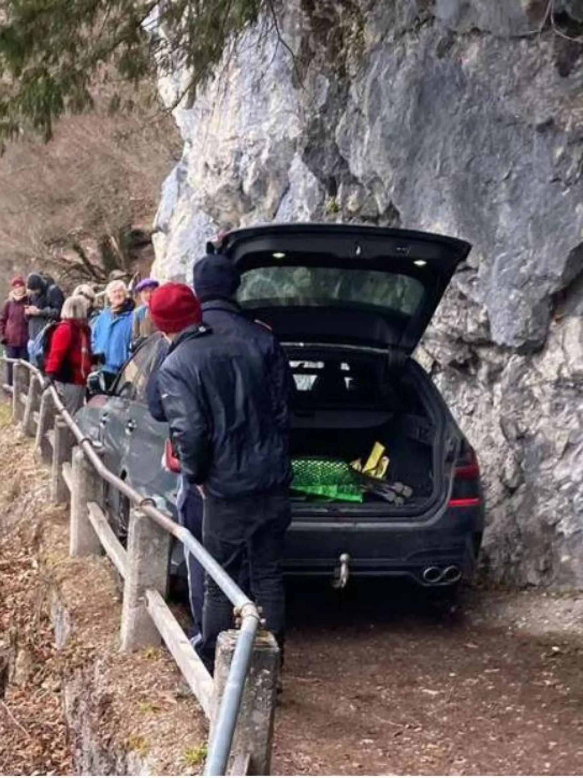 Blind aufs Navi verlassen: Autofahrer steckt auf Wanderweg am Wolfgangsee fest