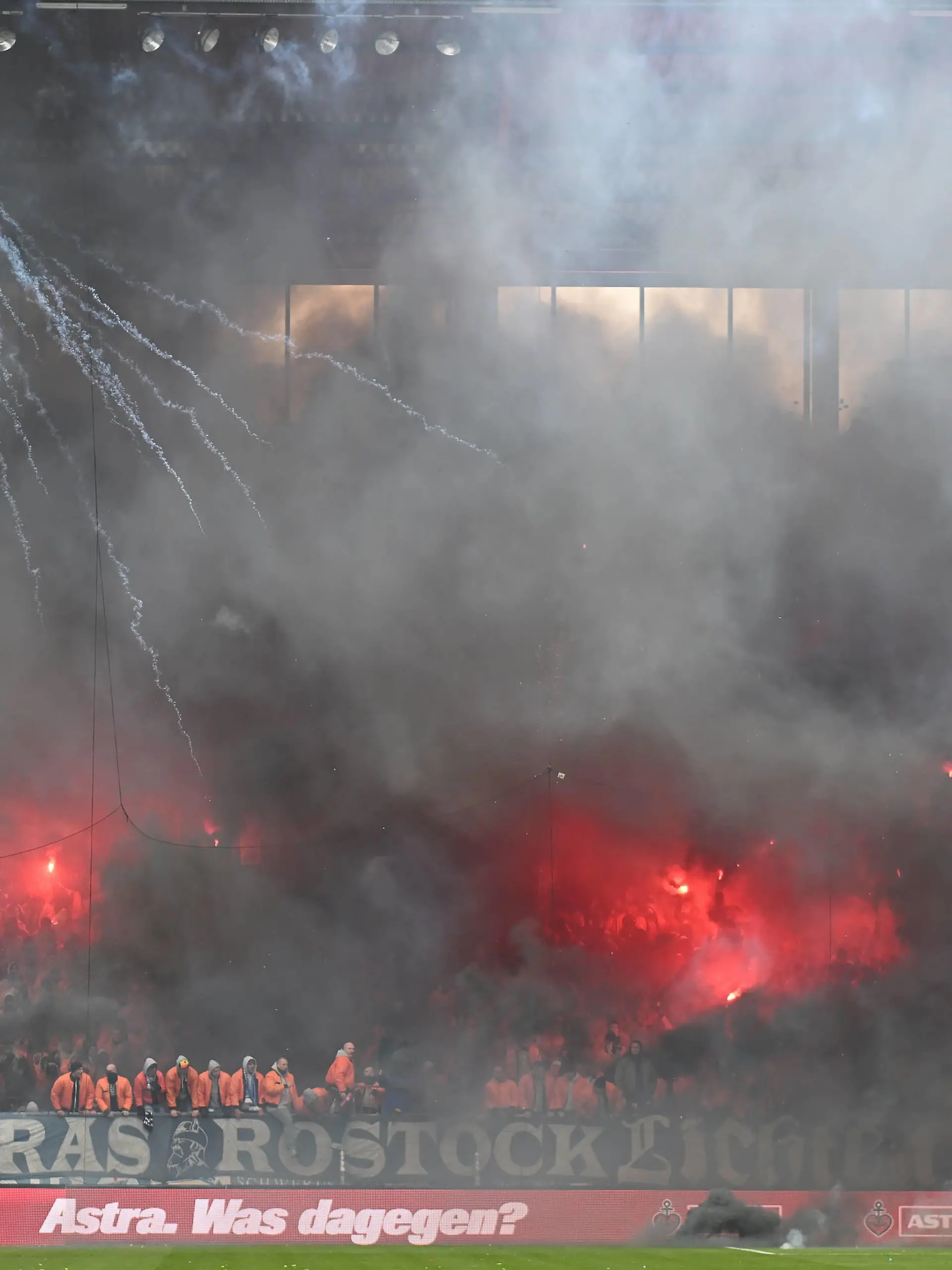 Fußball I Herren I 2022-2023 I 2. Bundesliga I 22. Spieltag I FC St. Pauli - F.C. Hansa Rostock I 26.2.2023 Pyro, Spielverzögerung, Hansa Rostock Ultras Hamburg Millerntor Stadion Hamburg Deutschland *** Soccer I Men I 2022 2023 I 2 Bundesliga I 22 Matchday I FC St Pauli F C Hansa Rostock I 26 2 2023 Pyro, delay of game, Hansa Rostock Ultras Hamburg Millerntor Stadium Hamburg Germany Copyright: xLobeca/AndreasxHannigx