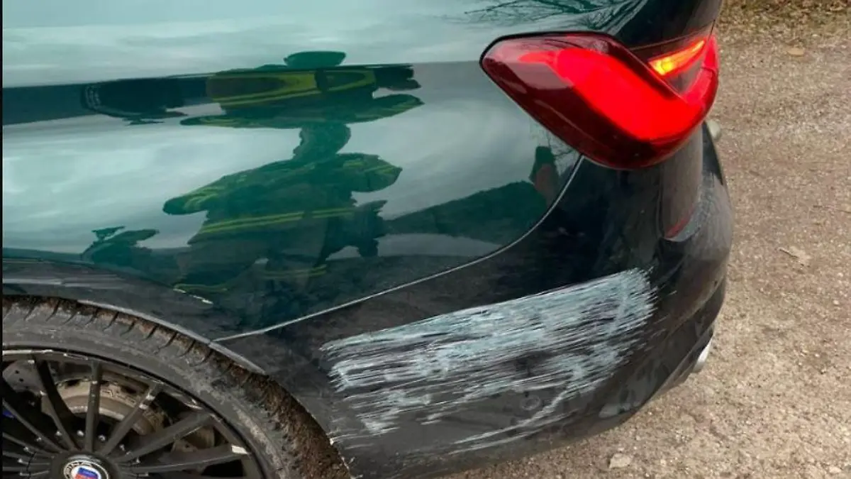 Das Auto auf Abwegen erlitt einige unschöne Schrammen.