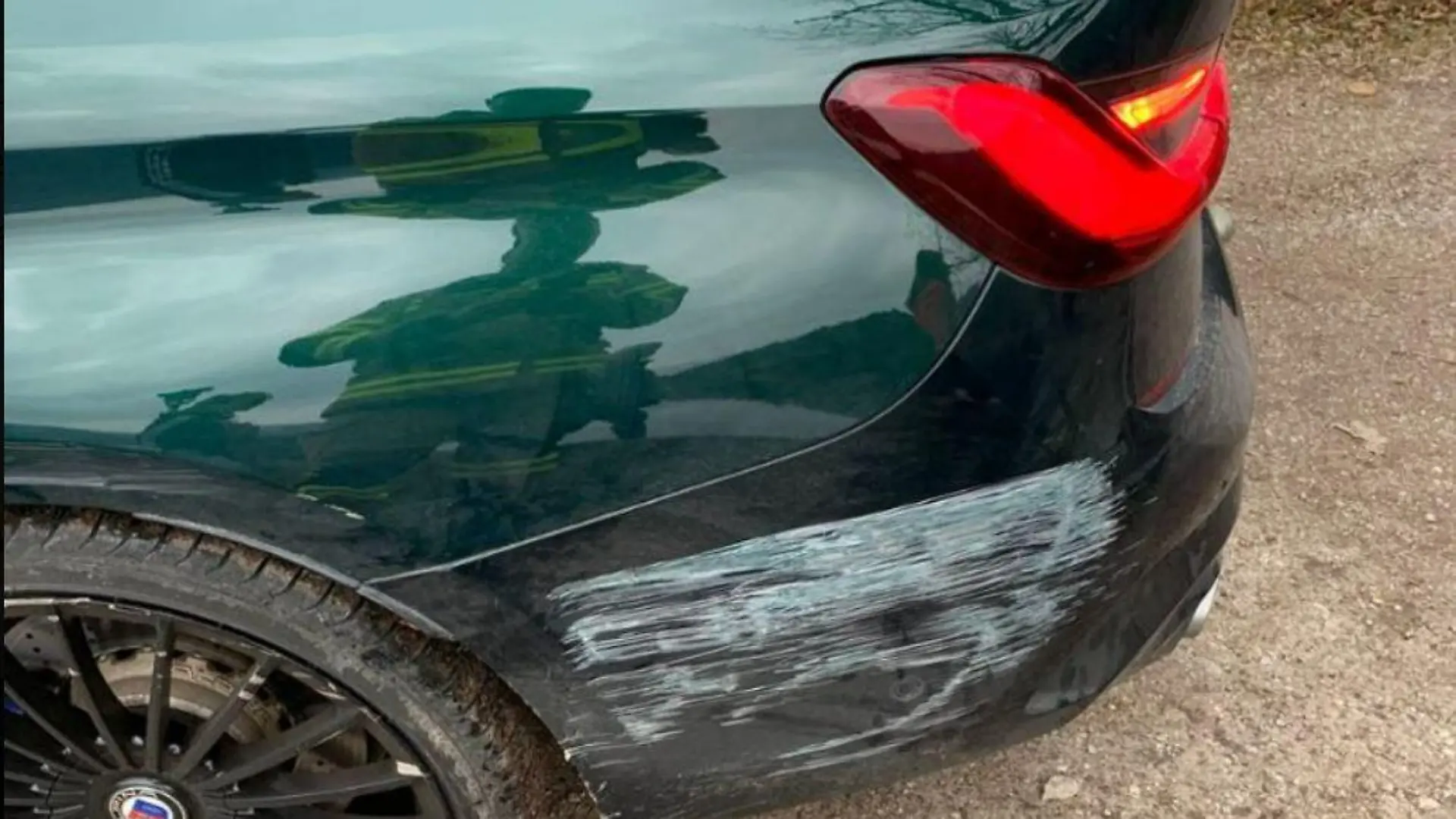 Das Auto auf Abwegen erlitt einige unschöne Schrammen.