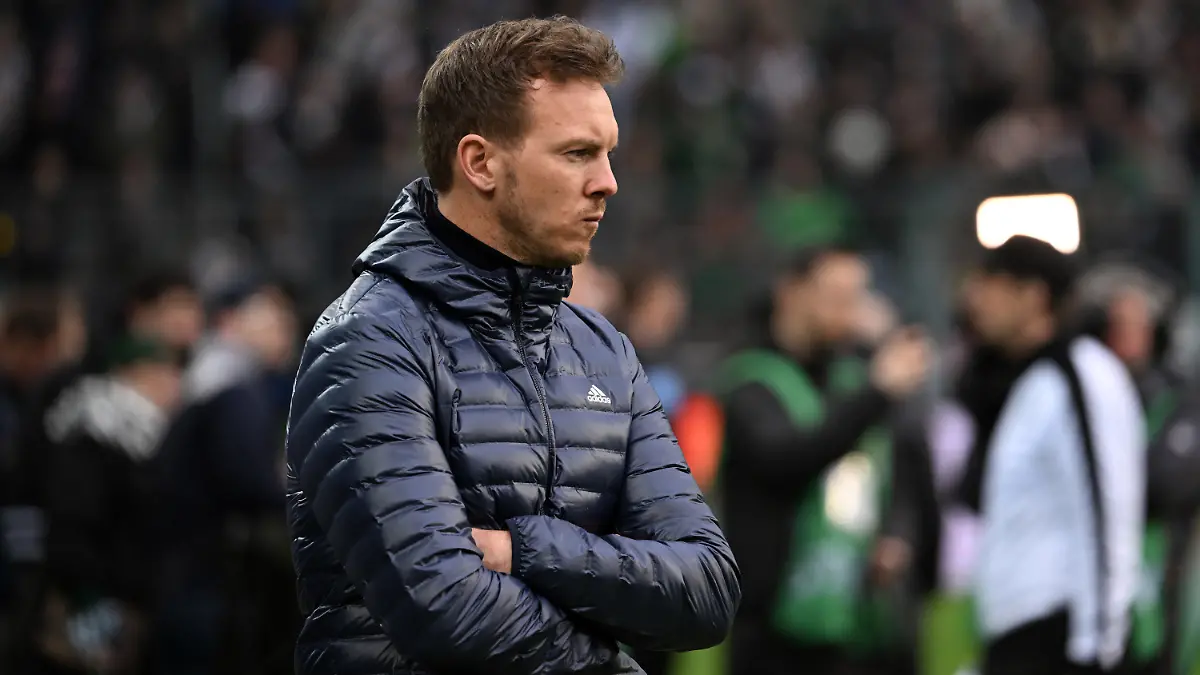 ARCHIV - 18.02.2023, Nordrhein-Westfalen, Mönchengladbach: Fußball: Bundesliga, Borussia Mönchengladbach - Bayern München, 21. Spieltag, Stadion im Borussia-Park: Bayerns Trainer Julian Nagelsmann steht vor dem Spiel an der Seitenlinie. Nagelsmann kommt nach seiner Verbal-Attacke gegen den Schiedsrichter ohne Sperre davon. (zu dpa: «Nach Verbal-Attacke: Nagelsmann kommt ohne Sperre davon») Foto: Federico Gambarini/dpa +++ dpa-Bildfunk +++