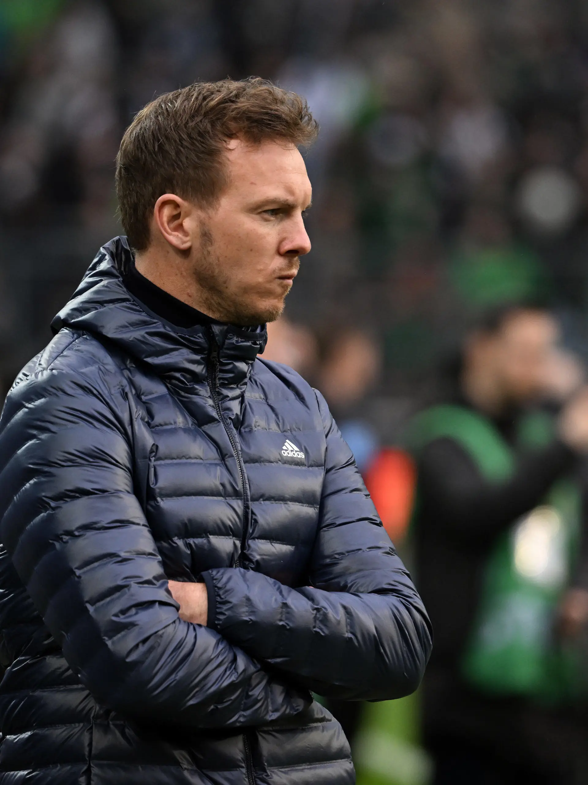ARCHIV - 18.02.2023, Nordrhein-Westfalen, Mönchengladbach: Fußball: Bundesliga, Borussia Mönchengladbach - Bayern München, 21. Spieltag, Stadion im Borussia-Park: Bayerns Trainer Julian Nagelsmann steht vor dem Spiel an der Seitenlinie. Nagelsmann kommt nach seiner Verbal-Attacke gegen den Schiedsrichter ohne Sperre davon. (zu dpa: «Nach Verbal-Attacke: Nagelsmann kommt ohne Sperre davon») Foto: Federico Gambarini/dpa +++ dpa-Bildfunk +++