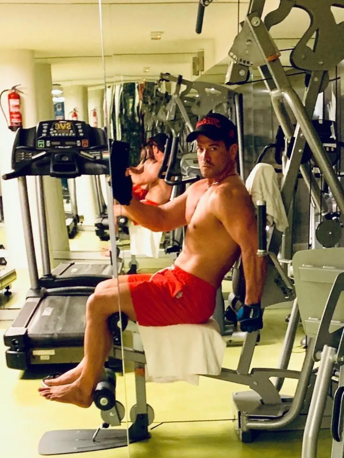 Sam Eisenstein im Fitnessstudio