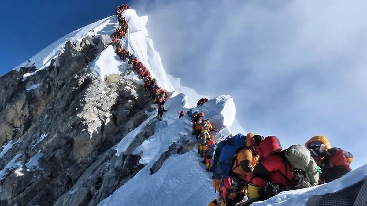 HANDOUT - 22.05.2019, Nepal, Everest: Auf diesem Foto vom 22. Mai 2019 bilden sich lange Schlangen von Bergsteigern am Mount Everest. In jeder Saison versuchen Hunderte Bergsteiger, den Gipfel des Mount Everest zu erklimmen. Meist beschränken sich die Gelegenheiten, bei denen die Wetterbedingungen günstig genug für einen Gipfelsturm sind, zwischen Mitte und Ende Mai auf zwei bis drei pro Saison. Am Mount Everest, dem höchsten Berg der Welt, hat sich die Serie der Todesfälle in dieser Saison fortgesetzt. Foto: Nimsdai Project Possible/AP/dpa - ACHTUNG: Nur zur redaktionellen Verwendung und nur mit vollständiger Nennung des vorstehenden Credits +++ dpa-Bildfunk +++