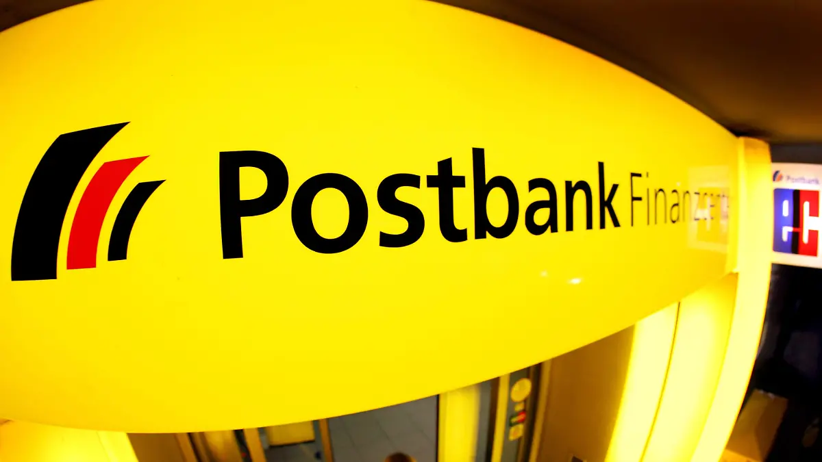 ARCHIV - 01.12.2011, Nordrhein-Westfalen, Düsseldorf: Das Logo der Postbank, aufgenommen über dem Eingang einer Filiale. (zu dpa «Bericht: Postbank schließt bis Ende 2018 mehr als 100 Filialen» 20.05.2018) Foto: Martin Gerten/dpa +++ dpa-Bildfunk +++