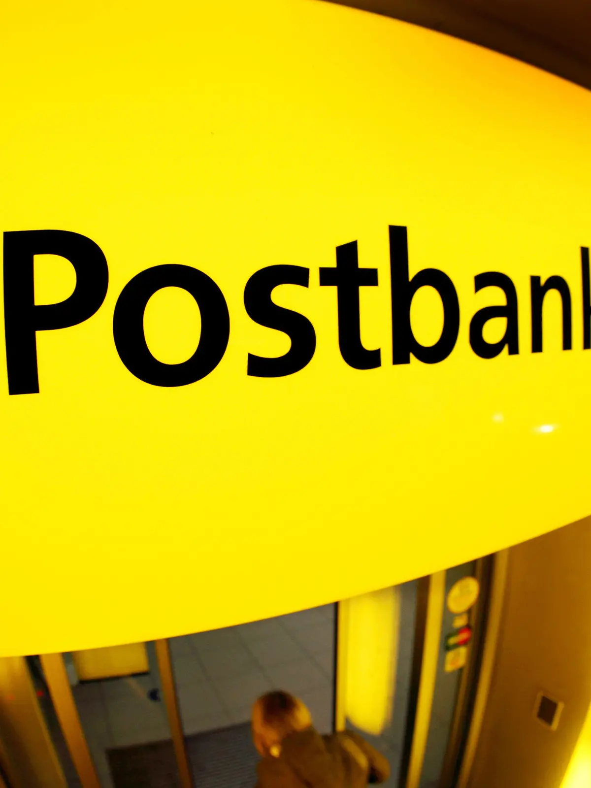 ARCHIV - 01.12.2011, Nordrhein-Westfalen, Düsseldorf: Das Logo der Postbank, aufgenommen über dem Eingang einer Filiale. (zu dpa «Bericht: Postbank schließt bis Ende 2018 mehr als 100 Filialen» 20.05.2018) Foto: Martin Gerten/dpa +++ dpa-Bildfunk +++