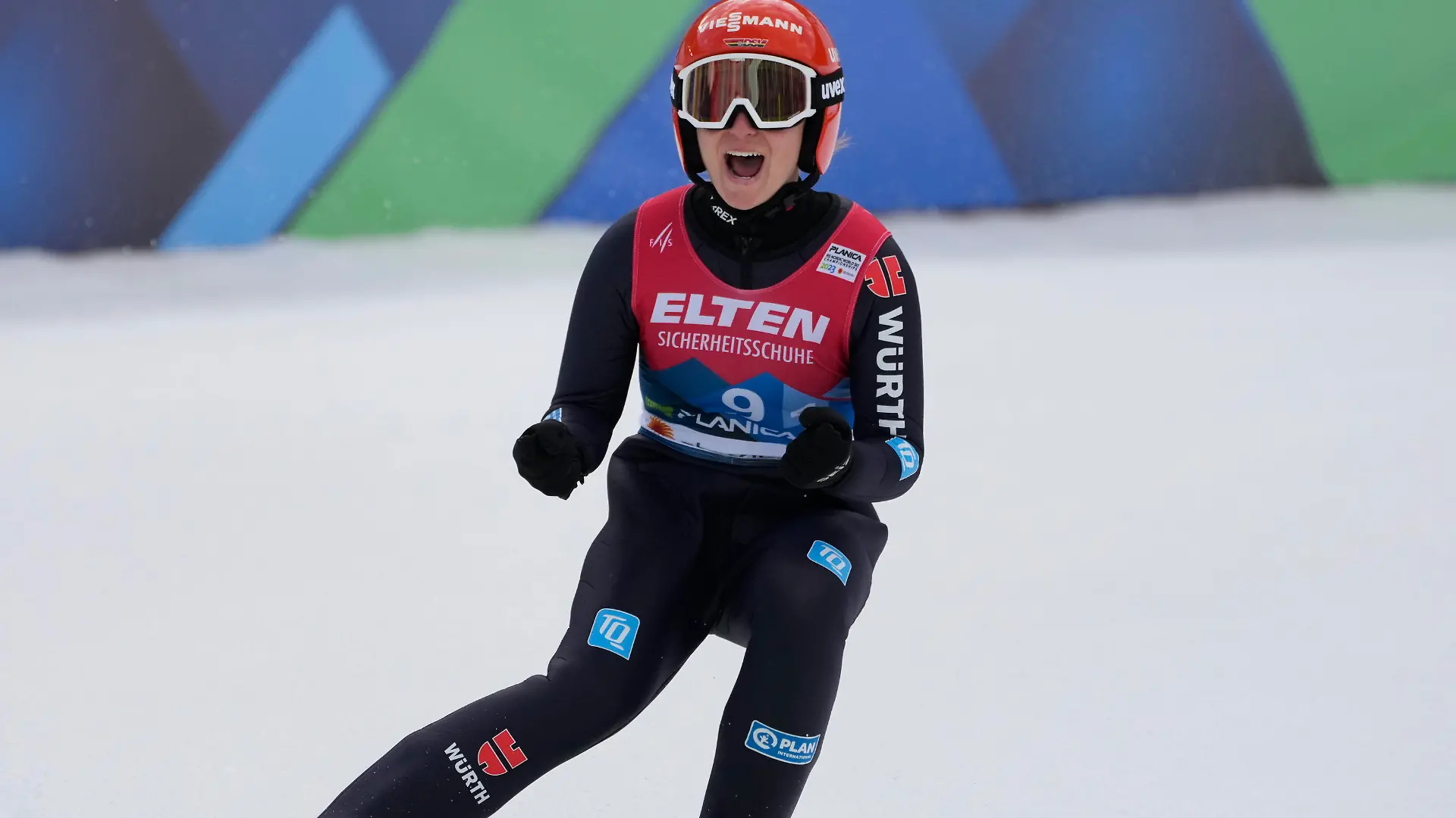 25.02.2023, Slowenien, Planica: Ski nordisch: Weltmeisterschaft, Skispringen - Teamspringen, Damen, 1. Durchgang, Normalschanze. Katharina Althaus jubelt nach ihrem Sprung. Die deutschen Skispringerinnen um Katharina Althaus haben die WM-Goldmedaille im Team gewonnen. Foto: Darko Bandic/AP/dpa +++ dpa-Bildfunk +++