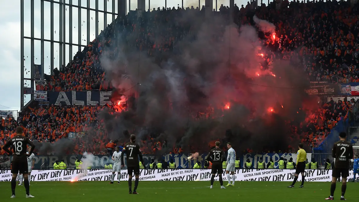 Fußball - 2. Bundesliga - FC St. Pauli - FC Hansa Rostock am 26.02.2023 im Millerntor-Stadion in Hamburg Fans aus Rostock zünden bengalisches Feuer. *** Soccer 2 Bundesliga FC St Pauli FC Hansa Rostock on 26 02 2023 at Millerntor Stadium in Hamburg fans from Rostock ignite Bengal fire MT