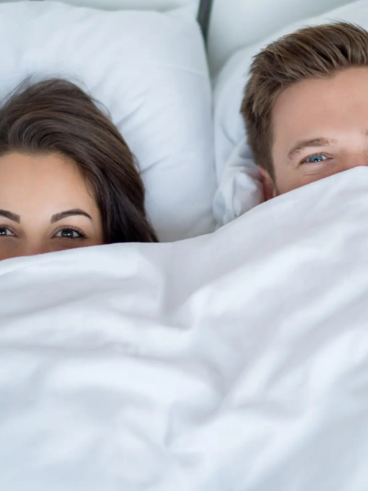 Junges Paar hat Spaß im Bett