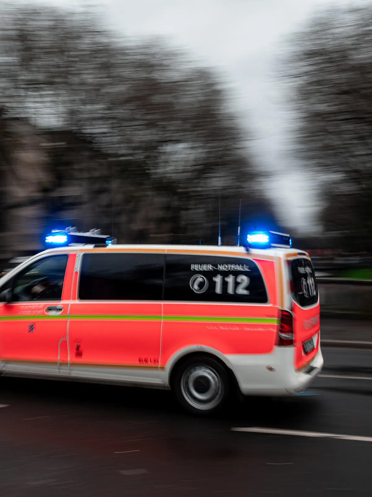 23.02.2020, Nordrhein-Westfalen, Düsseldorf: Ein Krankenwagen fährt über die Kö in Düsseldorf. Das närrische Kö-Treiben in Düsseldorf wurde wegen stürmischen Wetter abgesagt. Foto: Fabian Strauch/dpa +++ dpa-Bildfunk +++
