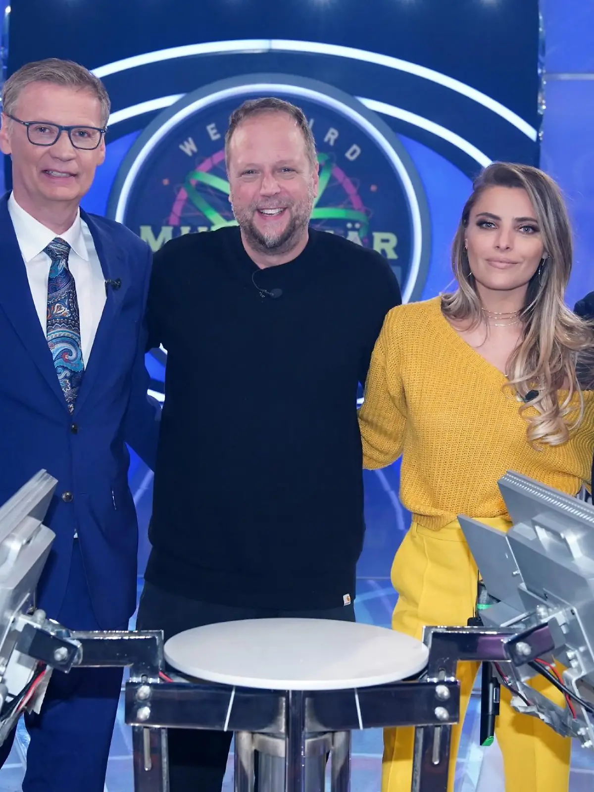 Moderator Günther Jauch (2.v.l.) mit seinen prominenten Kandidaten (v.l.) Julius Brink, Smudo, Sophia Thomalla, Tim Mälzer