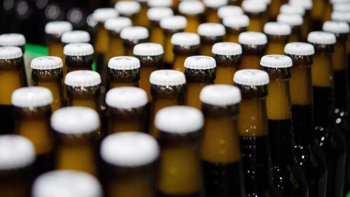 Bierflaschen laufen durch die Produktion einer Brauerei