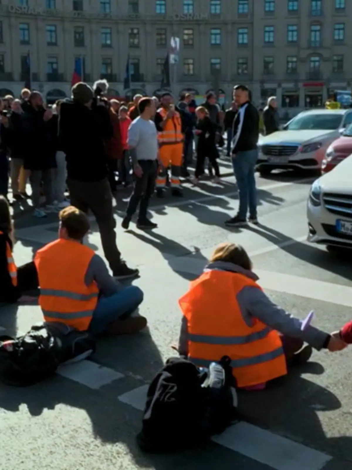 Kaum ein Tag, an dem Klima-Kleber nicht irgendwo den Verkehr lahmlegen. Für den Kampf gegen die Klimakrise, sagen Aktivisten der "Letzten Generation". Transparenz wird dabei groß geschrieben. Doch die Finanzierung der Aktionen ist nicht ganz so durchsichtig wie der Kleber selbst, wie RTL-Recherchen zeigen.