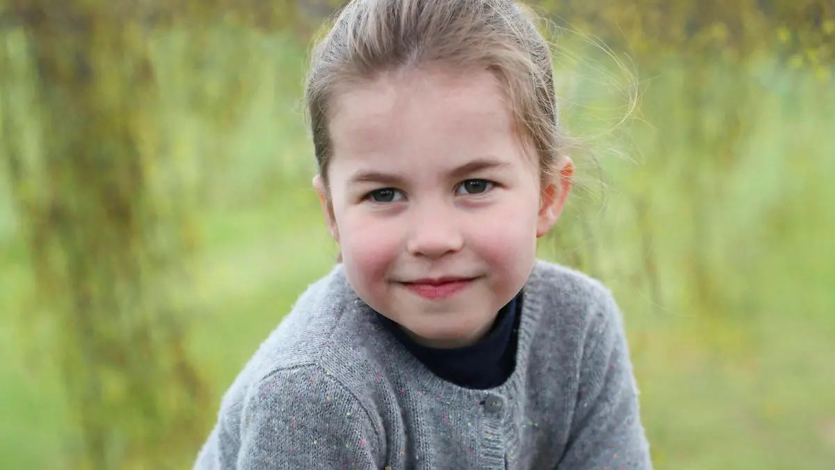 HANDOUT - 01.05.2019, Großbritannien, Norfolk: Die britische Prinzessin Charlotte sitzt auf einem Zaun im Garten ihres Zuhauses, aufgenommen von ihrer Mutter, Herzogin von Cambridge. Die Tochter des britischen Prinzenpaars, Urenkelin der Queen, feiert am 2. Mai 2019 ihren vierten Geburtstag. Foto: Duke and Duchess of Cambridge/Kensington Palace/dpa - ACHTUNG: Nur zur redaktionellen Verwendung innerhalb der nächsten 14 Tage und nur im Zusammenhang mit einer Berichterstattung über Charlottes Geburtstag und nur mit vollständiger Nennung des vorstehenden Credits +++ dpa-Bildfunk +++
