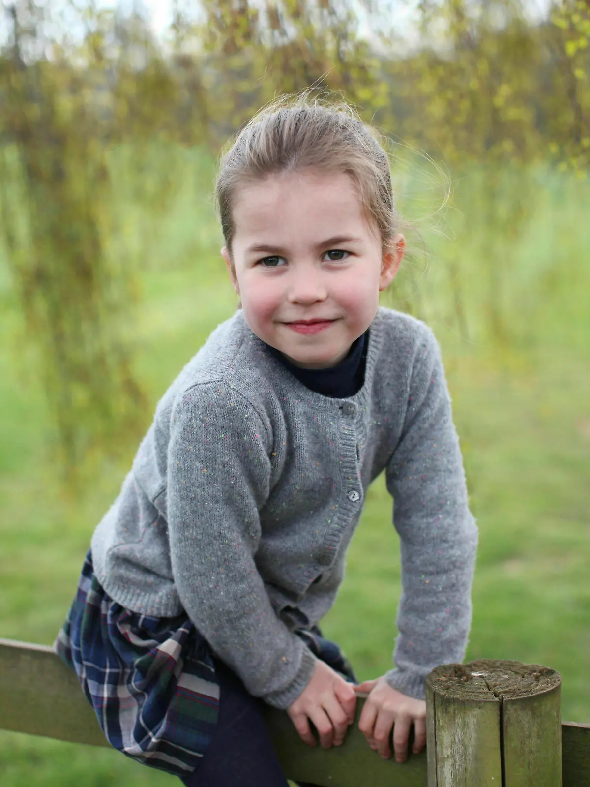 HANDOUT - 01.05.2019, Großbritannien, Norfolk: Die britische Prinzessin Charlotte sitzt auf einem Zaun im Garten ihres Zuhauses, aufgenommen von ihrer Mutter, Herzogin von Cambridge. Die Tochter des britischen Prinzenpaars, Urenkelin der Queen, feiert am 2. Mai 2019 ihren vierten Geburtstag. Foto: Duke and Duchess of Cambridge/Kensington Palace/dpa - ACHTUNG: Nur zur redaktionellen Verwendung innerhalb der nächsten 14 Tage und nur im Zusammenhang mit einer Berichterstattung über Charlottes Geburtstag und nur mit vollständiger Nennung des vorstehenden Credits +++ dpa-Bildfunk +++