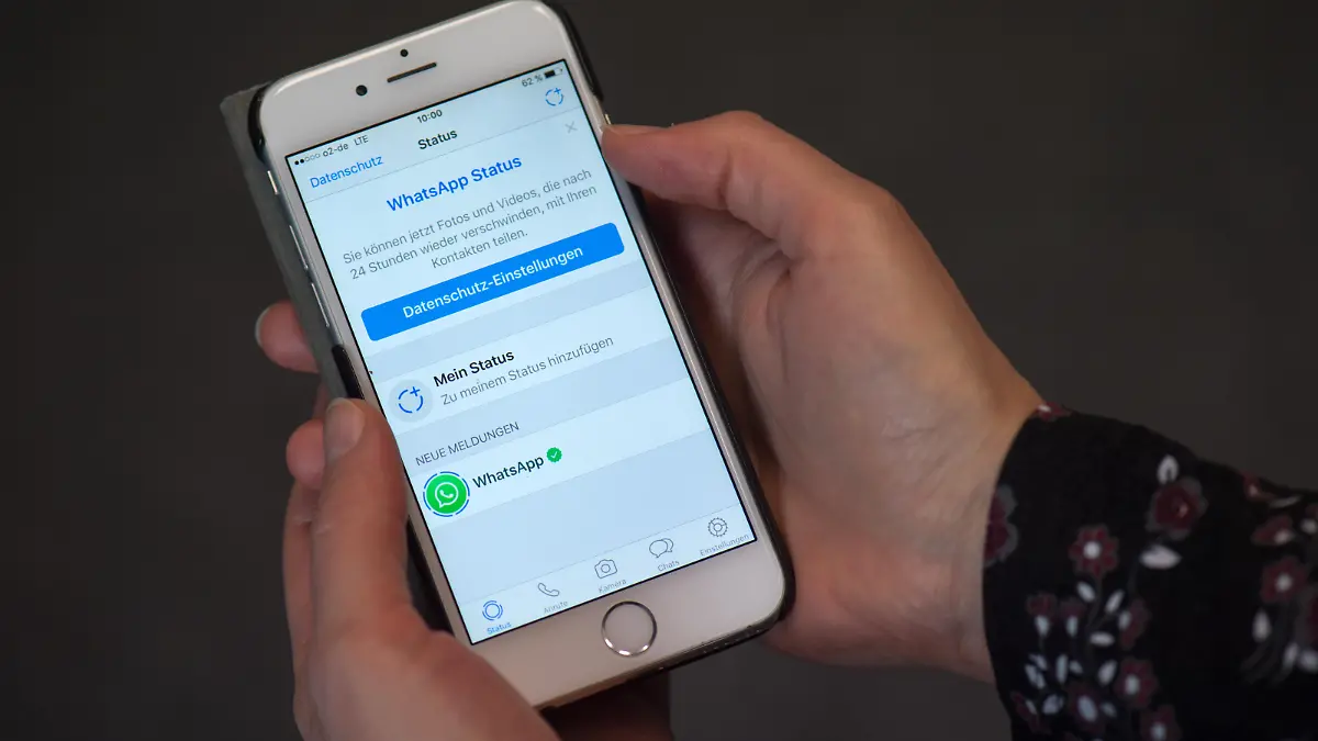ILLUSTRATION - "WhatsApp Status - Datenschutz-Einstellungen" ist am 22.02.2017 auf dem Display eines iPhone in Dresden (Sachsen) zu lesen. WhatsApp hat das jüngst offiziell vorgestellte Status-Feature für deutsche Nutzer freigegeben. Die Nutzer bekommen die Möglichkeit, sogenannte «Status-Updates» mit Fotos und Videos zu dem, was sie gerade machen, für ihre Kontakte zu veröffentlichen. Foto: Arno Burgi/dpa-Zentralbild/dpa ++