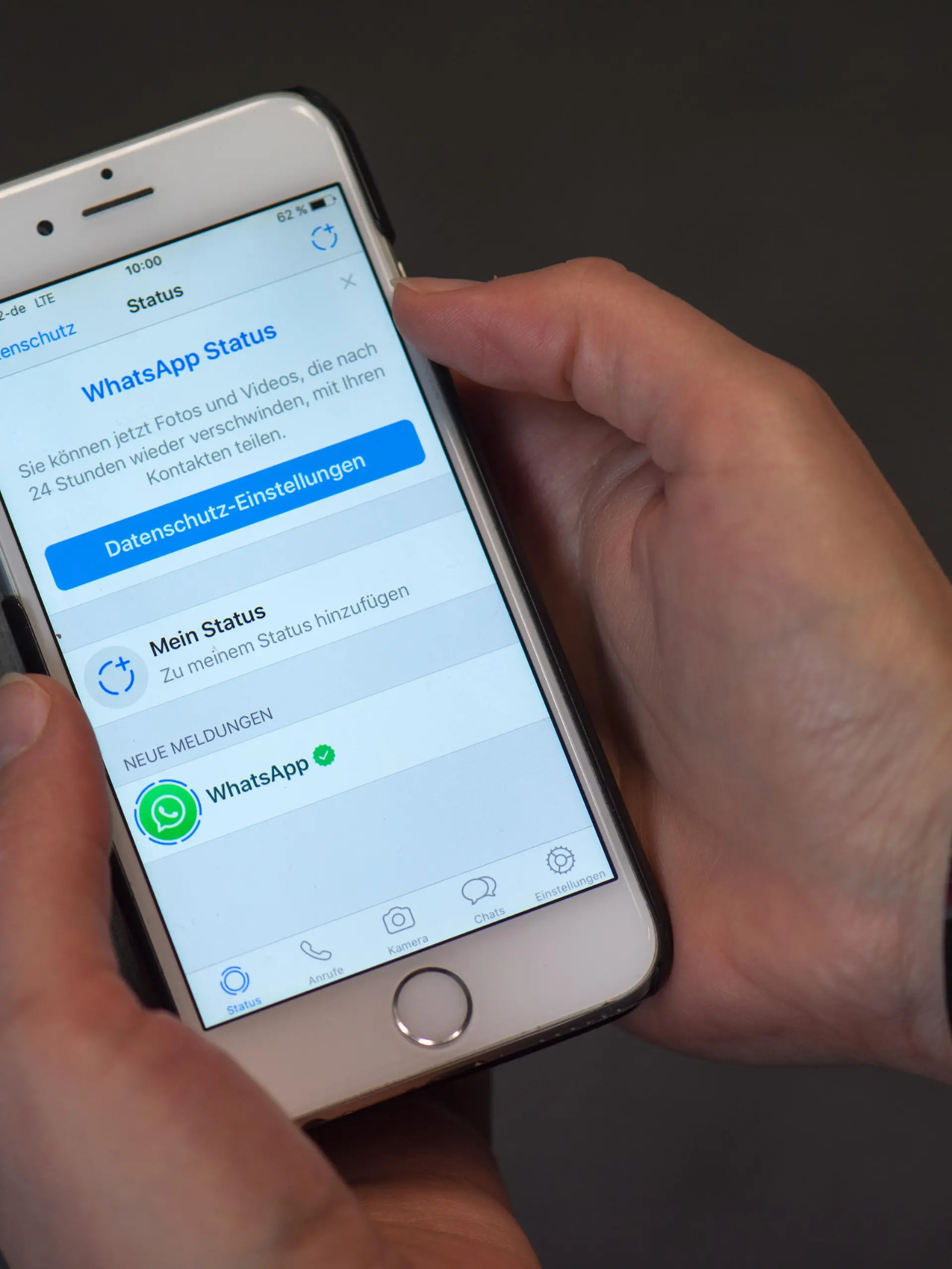 ILLUSTRATION - "WhatsApp Status - Datenschutz-Einstellungen" ist am 22.02.2017 auf dem Display eines iPhone in Dresden (Sachsen) zu lesen. WhatsApp hat das jüngst offiziell vorgestellte Status-Feature für deutsche Nutzer freigegeben. Die Nutzer bekommen die Möglichkeit, sogenannte «Status-Updates» mit Fotos und Videos zu dem, was sie gerade machen, für ihre Kontakte zu veröffentlichen. Foto: Arno Burgi/dpa-Zentralbild/dpa ++
