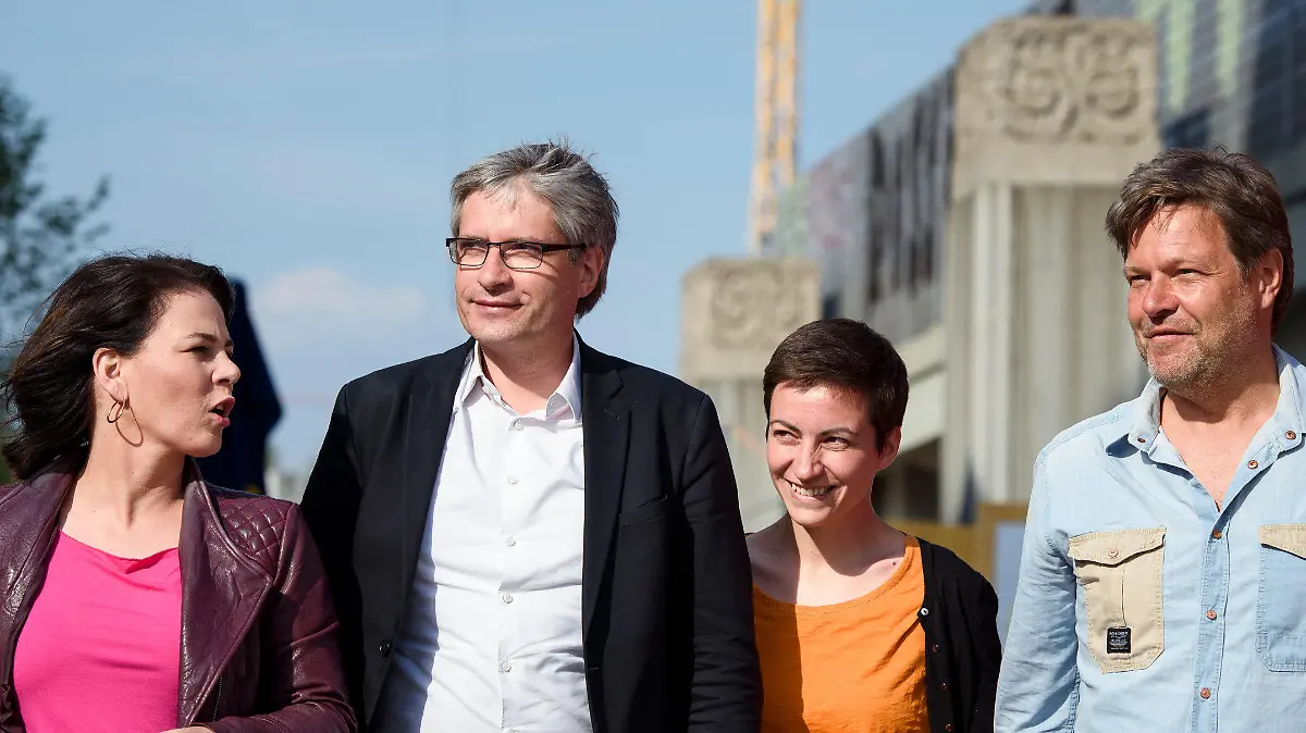 24.05.2019, Berlin: Annalena Baerbock (l-r), Bundesvorsitzende Bündnis 90/Die Grünen, Sven Giegold, Spitzenkandidat des Bündnis 90/Die Grünen zur Europawahl, Ska Keller, Spitzenkandidatin des Bündnis 90/Die Grünen zur Europawahl, und Robert Habeck, Bundesvorsitzender Bündnis 90/Die Grünen, kommen zum Start des 32-Stunden-Wahlkampfmarathon ihrer Partei. Foto: Gregor Fischer/dpa +++ dpa-Bildfunk +++