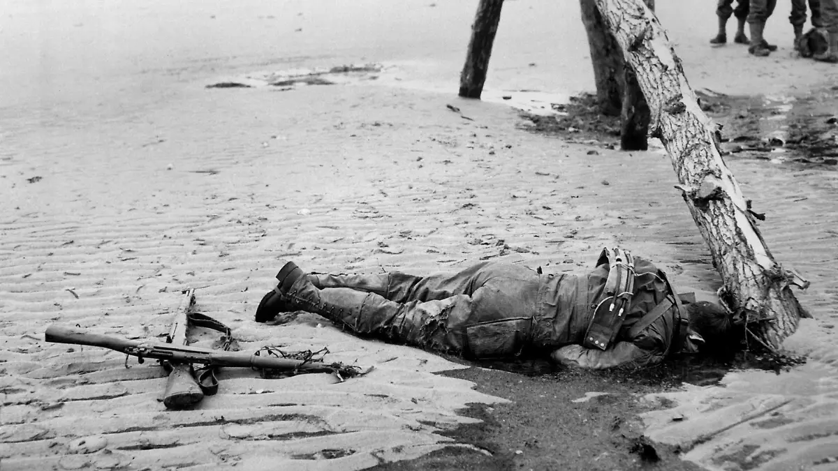 Ein gefallener US-Soldat liegt am Strand der Normandie.