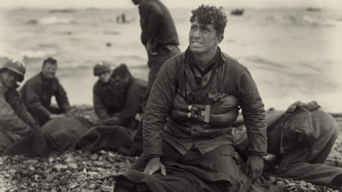 Erschöpfte US-Soldaten am Strand der Normandie.