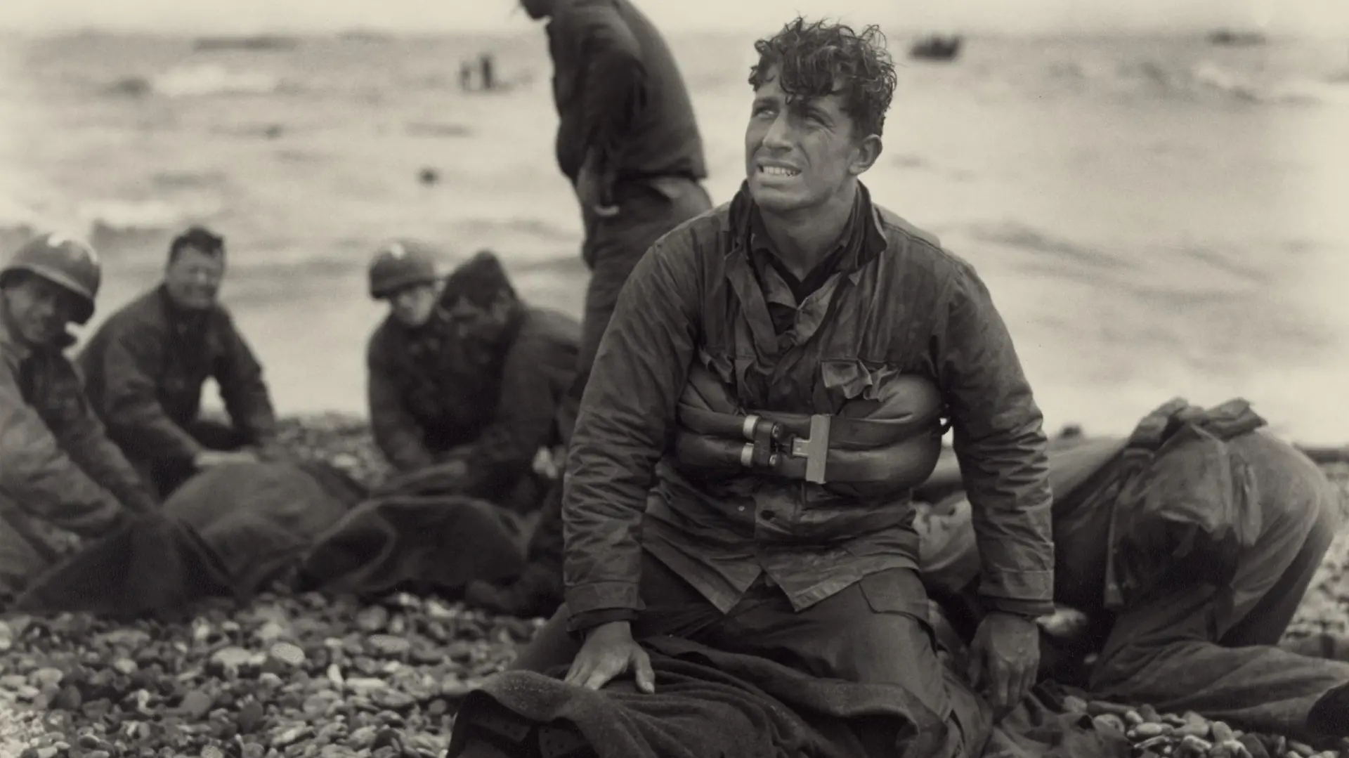 Erschöpfte US-Soldaten am Strand der Normandie.