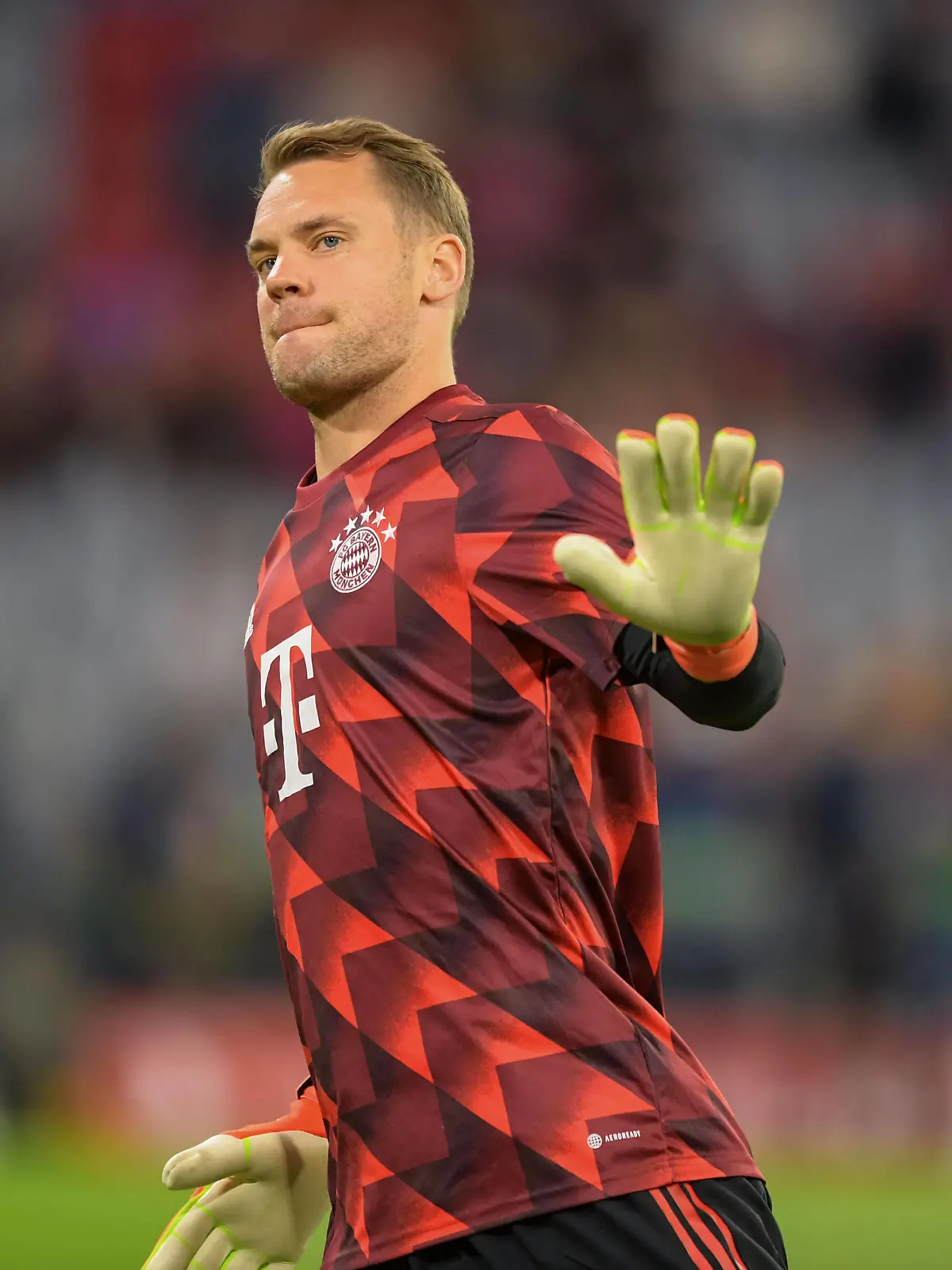 Fußball, UEFA Championsleague, 20220913, FC Bayern München - FC Barcelona, Barca Im Bild Manuel NEUER FC Bayern München, 1 begrüßt winkt Fans Aufwärmen. München Allianz Arena Bayern Deutschland *** Soccer, UEFA Championsleague, 20220913, FC Bayern Munich FC Barcelona In the picture Manuel NEW FC Bayern Munich, 1 welcomes fans warming up Munich Allianz Arena Bayern Germany Copyright: Passion2Press/MarkusxFischerx 