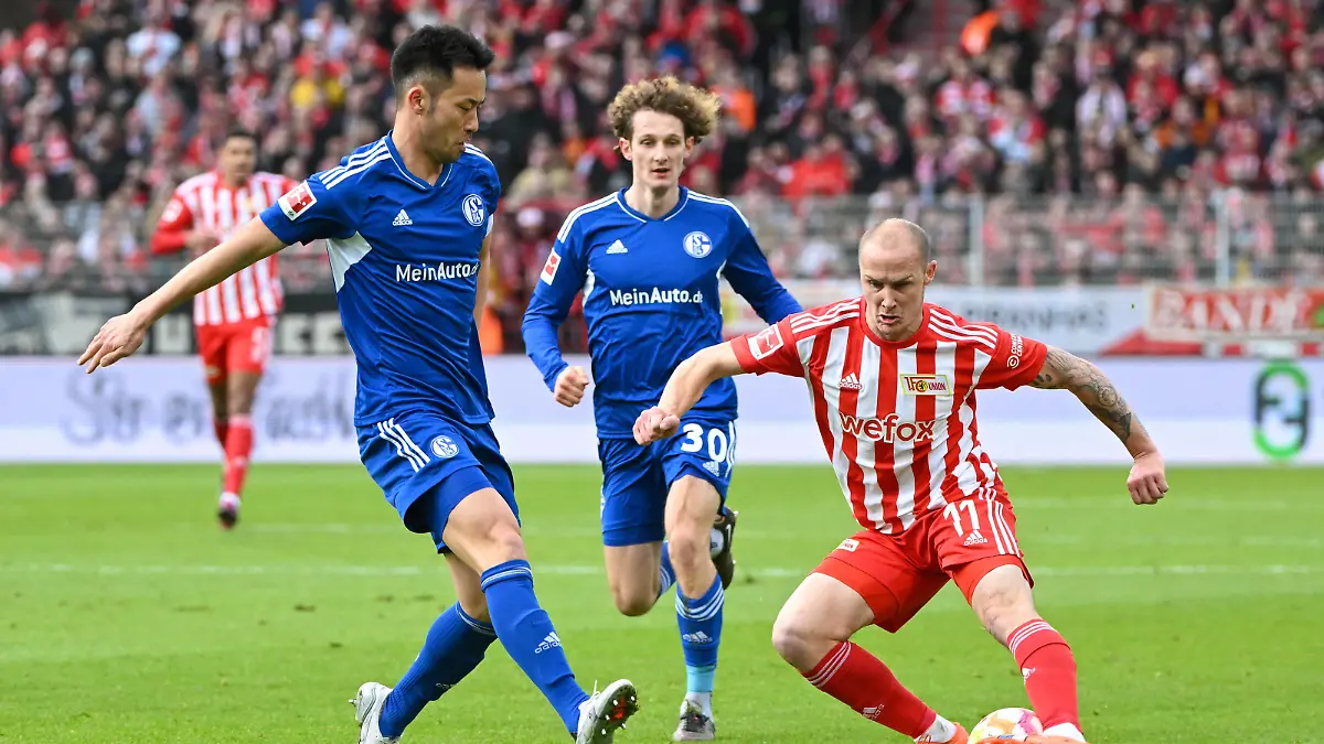 Fussball, Herren, Saison 2022/2023, 1. Bundesliga 21. Spieltag, 1. FC Union Berlin - FC Schalke 04, v.l. Maya Yoshida FC Schalke 04, Alex Kral FC Schalke 04 und Sven Michel 1. FC Union Berlin im Zweikampf , 19.02.2023, *** Football, men, season 2022 2023, 1 Bundesliga 21 matchday , 1 FC Union Berlin FC Schalke 04, f l Maya Yoshida FC Schalke 04 , Alex Kral FC Schalke 04 and Sven Michel 1 FC Union Berlin in duel , 19 02 2023, Copyright: xMatthiasxKochx