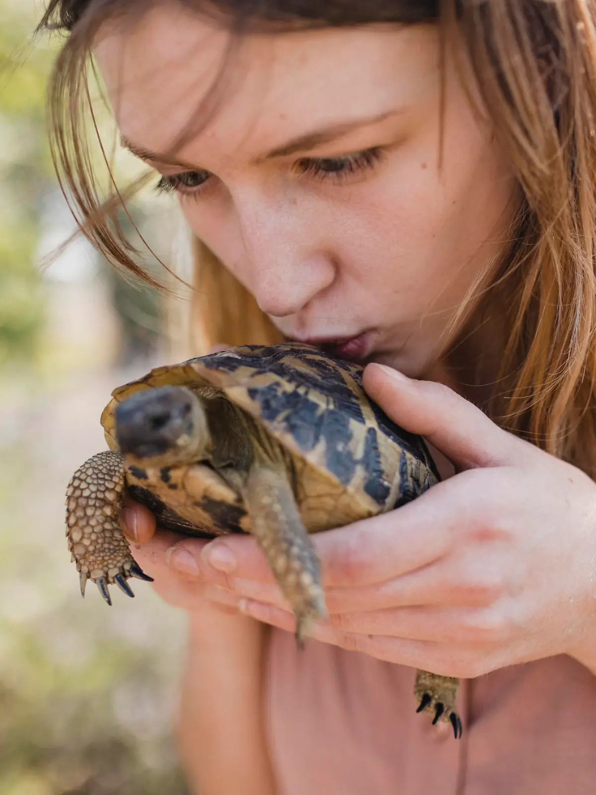 Frau küsst Schildkröte