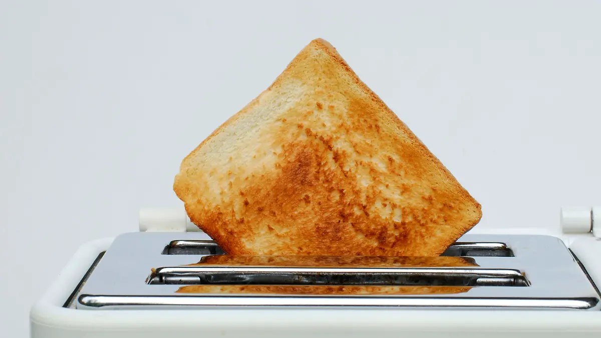 Toast im Toaster / Fruehstueck, Toastbrot