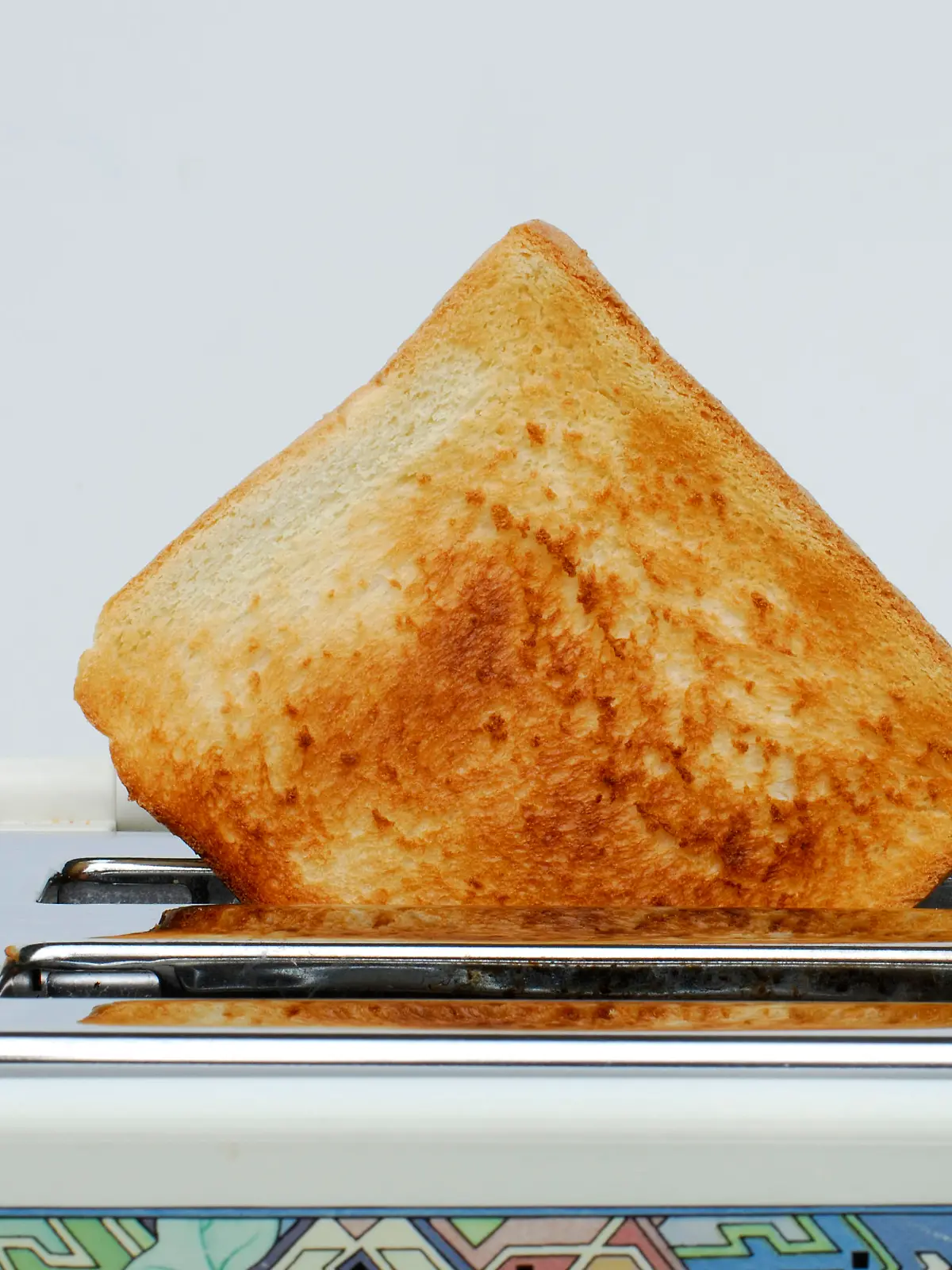 Toast im Toaster / Fruehstueck, Toastbrot