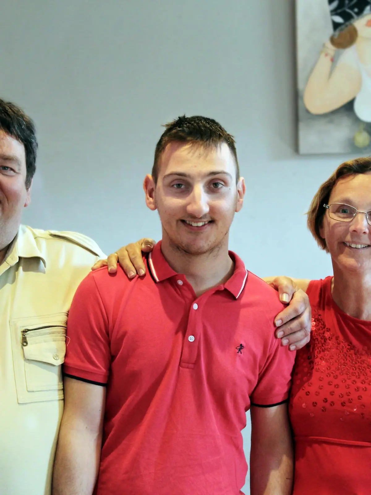 Kandidat Karsten (M.) mit seiner Mutter Christel (r.) und Vater Heiko (l.).