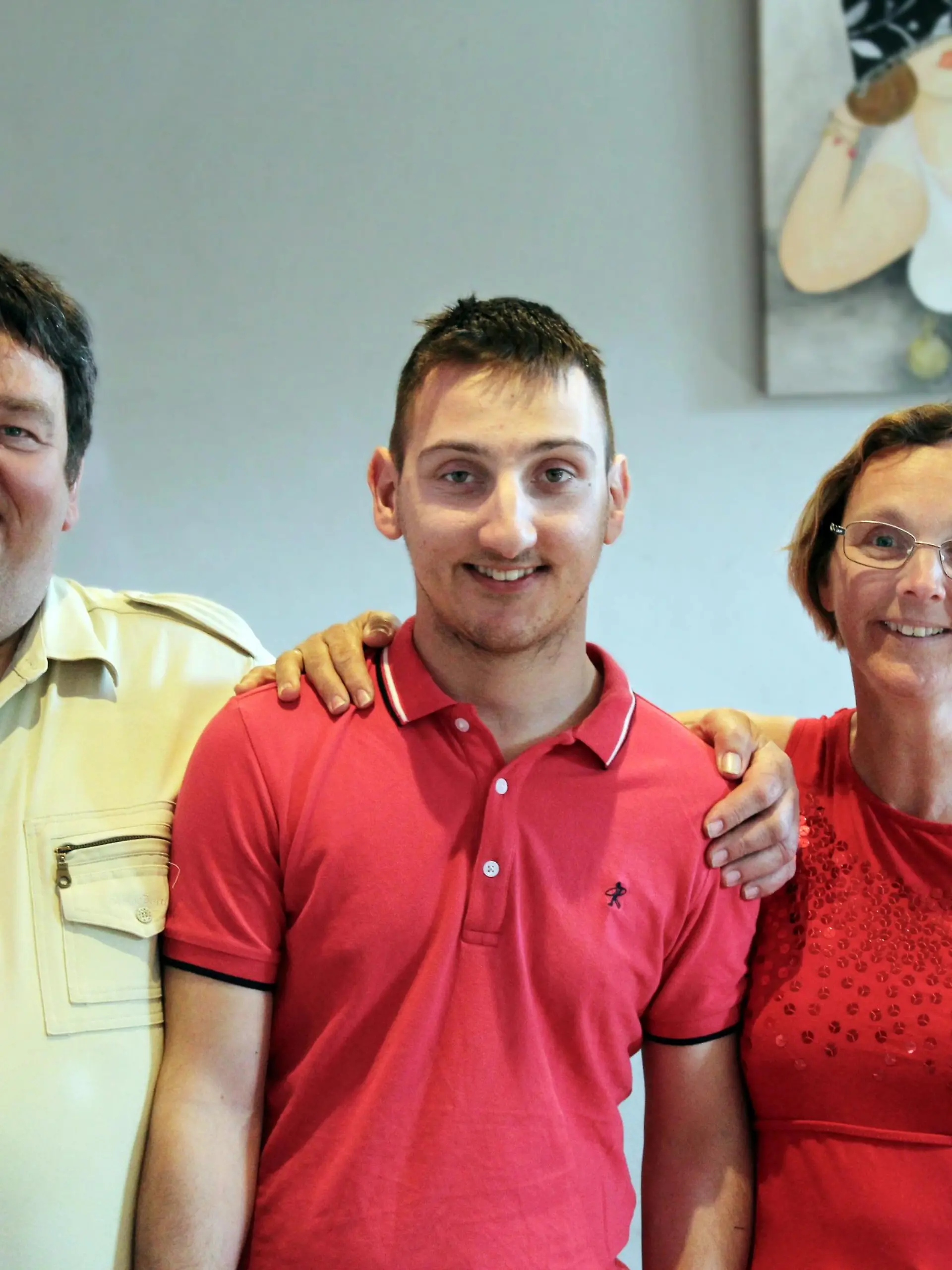 Kandidat Karsten (M.) mit seiner Mutter Christel (r.) und Vater Heiko (l.).