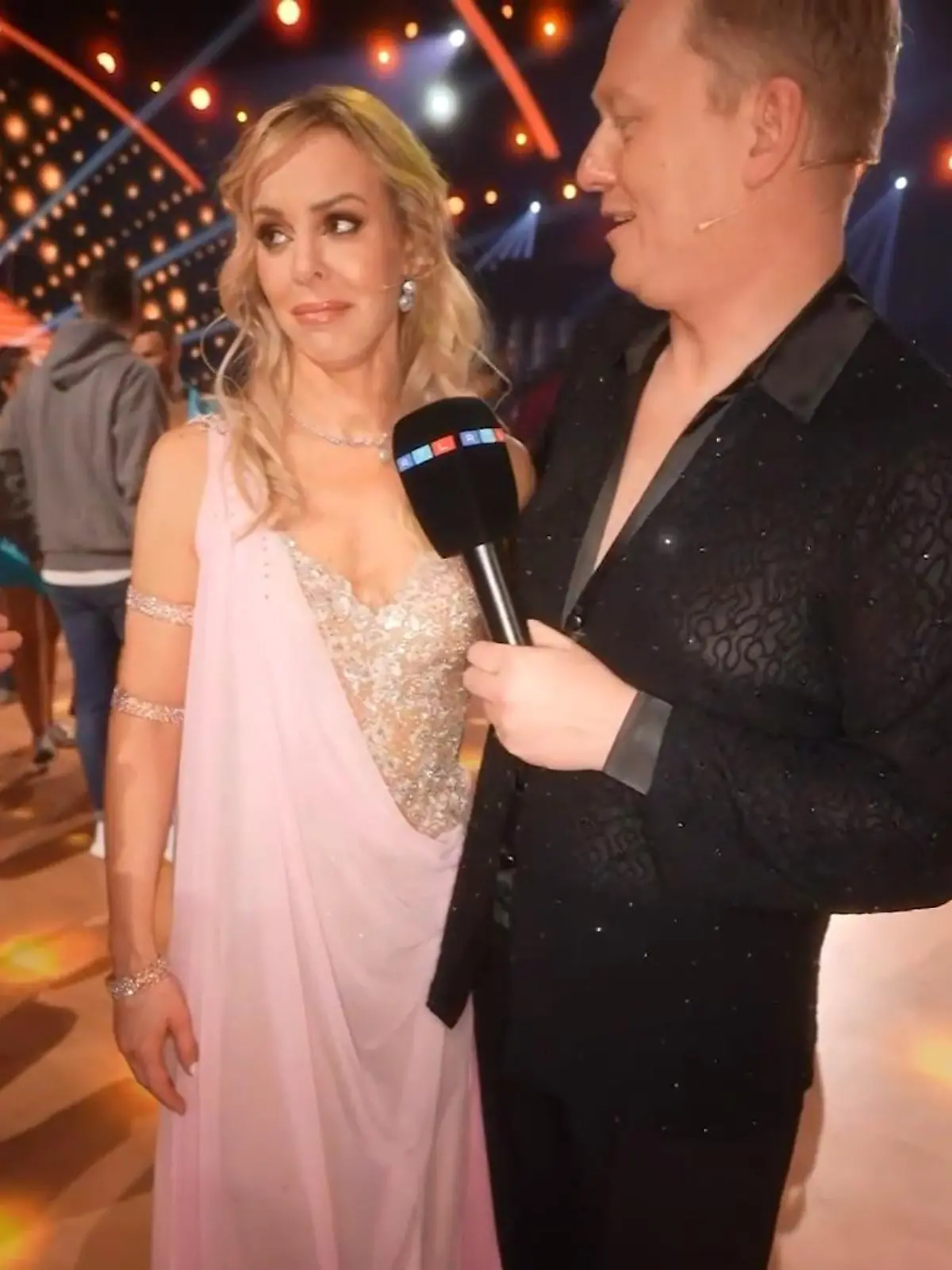 Entertainer Jens "Knossi" Knossalla und Isabel Edvardsson plaudern eigentlich ganz launig über ihre Rumba während der Show und das anstrengende Training, da nimmt das Interview eine unerwartete Wendung. Die coole Profitänzerin schluchzt sich nur noch bis zum Ende, dass es auch Knossi verblüfft.