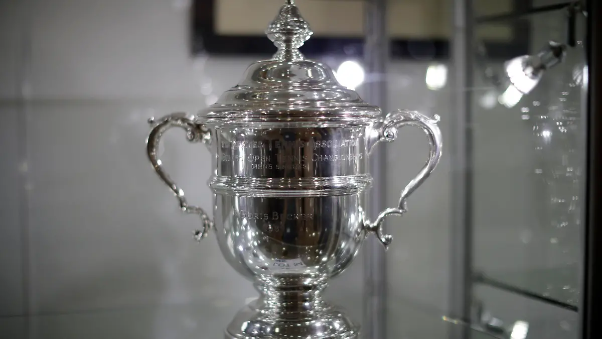 20.06.2018, Großbritannien, London: In einer Vitrine der Knapp-Galerie ist eine Replika der US-Open Trophäe des früheren deutschen Tennis-Stars Boris Becker zu sehen. Bieter können in einer Online-Auktion bis zum 28. Juni Gebote abgeben. 
Grund für die Versteigerung sind Beckers finanzielle Probleme. In England läuft ein Insolvenzverfahren gegen Becker. Foto: Matt Dunham/AP/dpa +++ dpa-Bildfunk +++