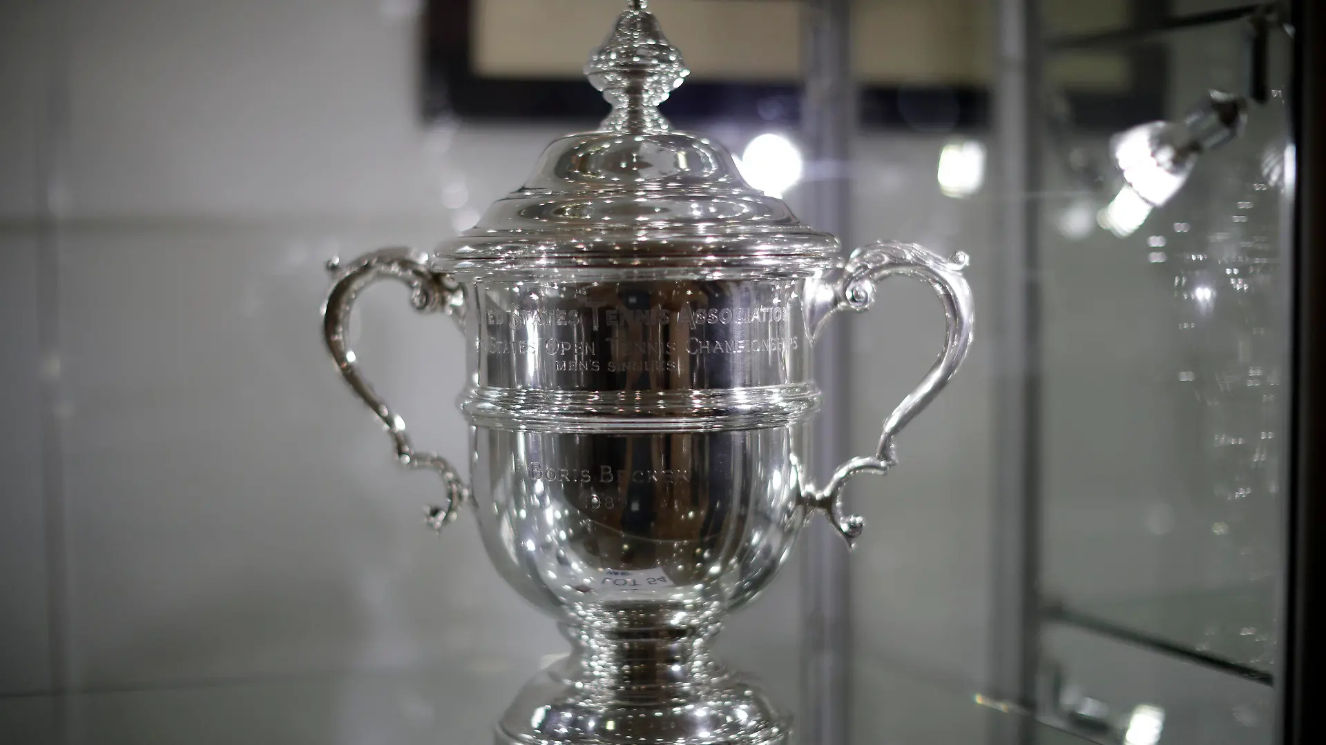 20.06.2018, Großbritannien, London: In einer Vitrine der Knapp-Galerie ist eine Replika der US-Open Trophäe des früheren deutschen Tennis-Stars Boris Becker zu sehen. Bieter können in einer Online-Auktion bis zum 28. Juni Gebote abgeben.
Grund für die Versteigerung sind Beckers finanzielle Probleme. In England läuft ein Insolvenzverfahren gegen Becker. Foto: Matt Dunham/AP/dpa +++ dpa-Bildfunk +++
