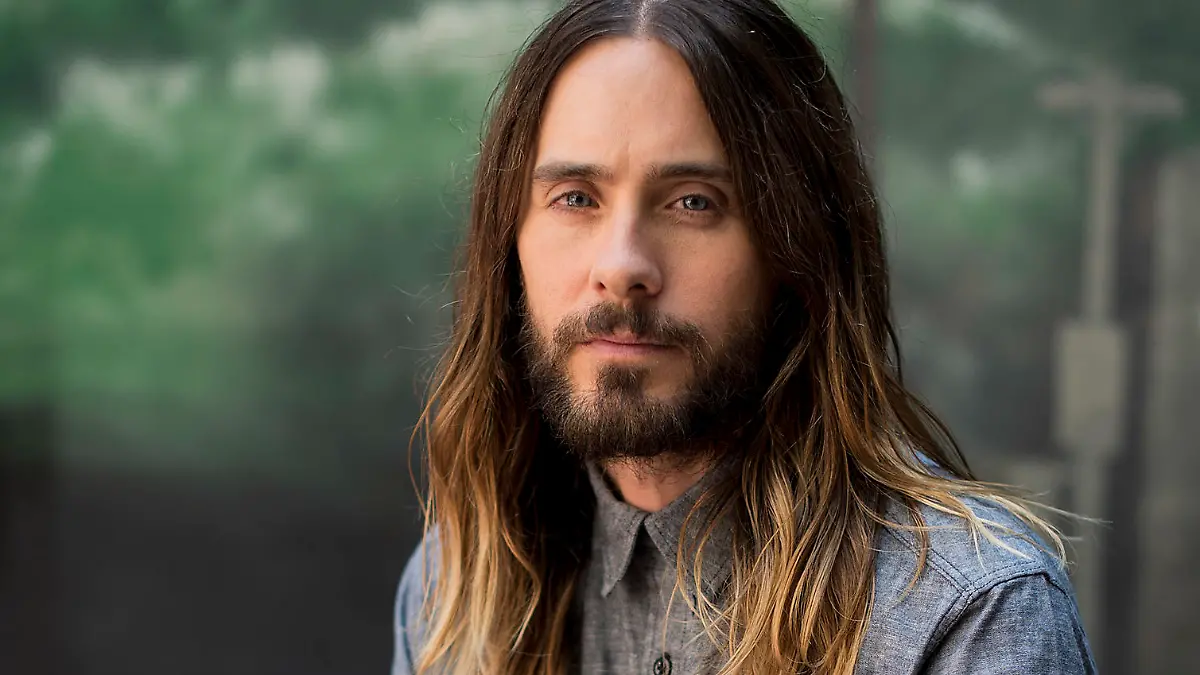 Jared Leto poses for a portrait during a press junket to promote his documentary film, "Artifact," at the BLVD Hotel on Wednesday, April 16, 2014 in Studio City, Calif. The film directed by Leto (as Bartholomew Cubbins) premieres on VH1 and Palladia on Saturday, April 26, 2014. (Photo by Jordan Strauss/Invision/AP)
