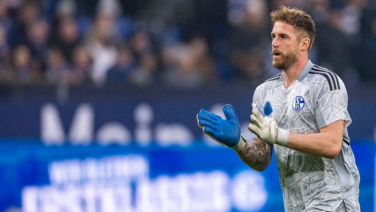 ARCHIV - 29.01.2023, Nordrhein-Westfalen, Gelsenkirchen: Fußball: Bundesliga, FC Schalke 04 - 1. FC Köln, 18. Spieltag, Veltins Arena: Schalkes Torwart Ralf Fährmann betritt das Stadion. (zu dpa: «Fährmann lobt Trainer Reis und glaubt an den Klassenverbleib») Foto: David Inderlied/dpa - WICHTIGER HINWEIS: Gemäß den Vorgaben der DFL Deutsche Fußball Liga bzw. des DFB Deutscher Fußball-Bund ist es untersagt, in dem Stadion und/oder vom Spiel angefertigte Fotoaufnahmen in Form von Sequenzbildern und/oder videoähnlichen Fotostrecken zu verwerten bzw. verwerten zu lassen. +++ dpa-Bildfunk +++