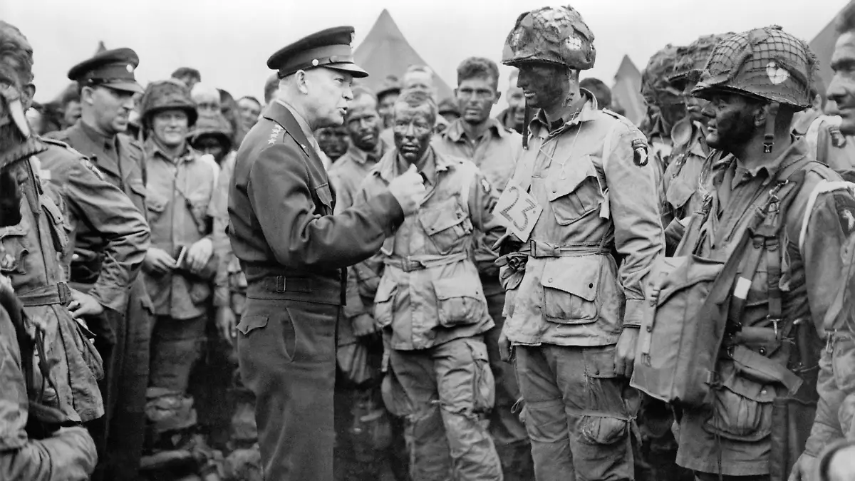 Uns-General Dwight D. Eisenhower mit amerikanischen Luftlandetruppen.