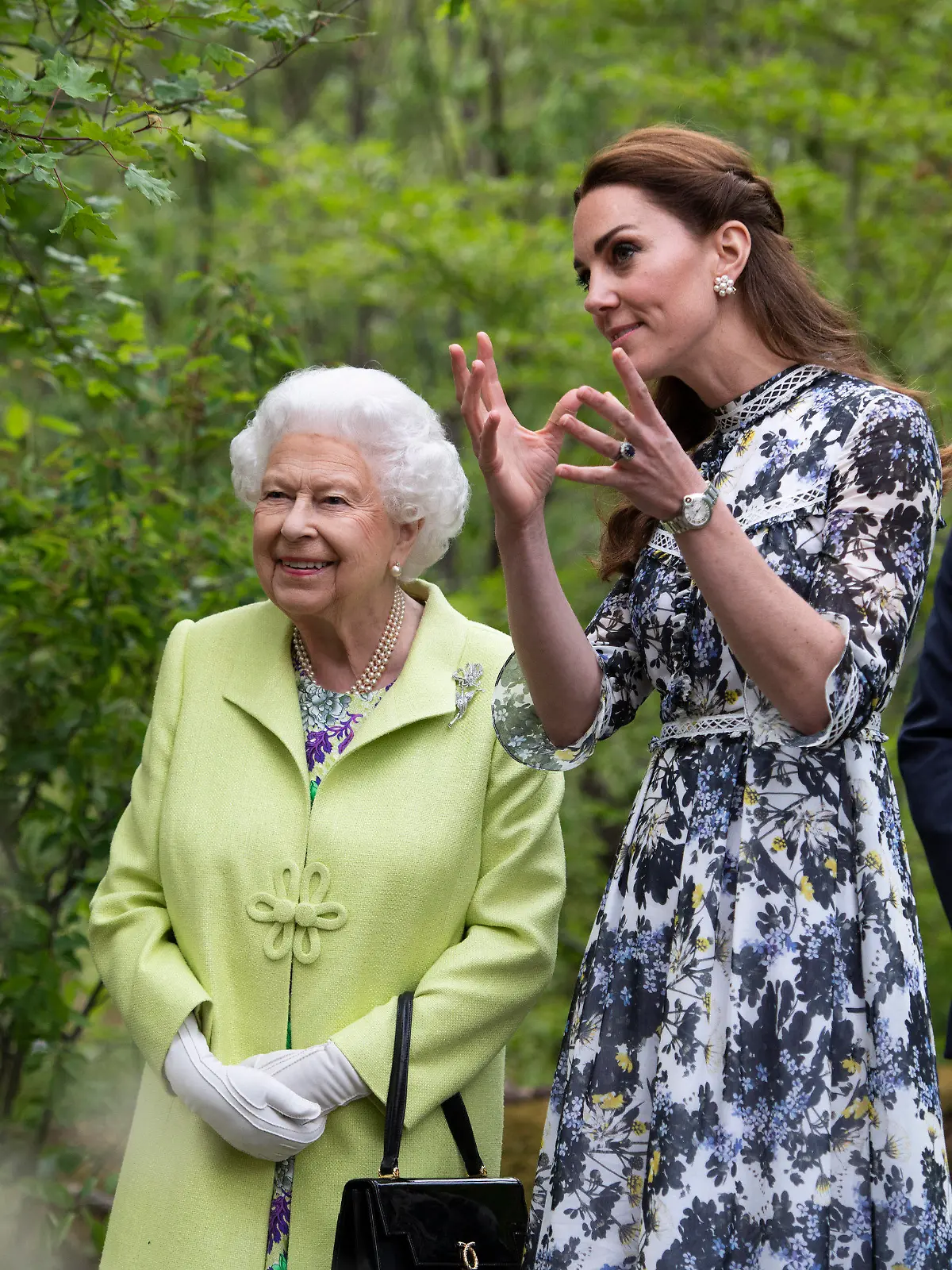 20.05.2019, Großbritannien, London: Die britische Königin Elisabeth II. (l) besucht den "Back to Nature"-Garten mit Prinz William und Kate, Herzogin von Cambridge, auf der RHS Chelsea Flower Show. Foto: Geoff Pugh/The Telegraph Pool/dpa +++ dpa-Bildfunk +++