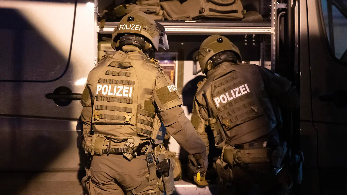 ARCHIV - 09.01.2023, Hessen, Viernheim: Beamte eines Spezialeinsatzkommandos (SEK) der Polizei agieren in einem Wohngebiet in Viernheim. (zu dpa: «Falscher Notruf: Wenn plötzlich das Einsatzkommando ins Haus kommt») Foto: Boris Roessler/dpa +++ dpa-Bildfunk +++
