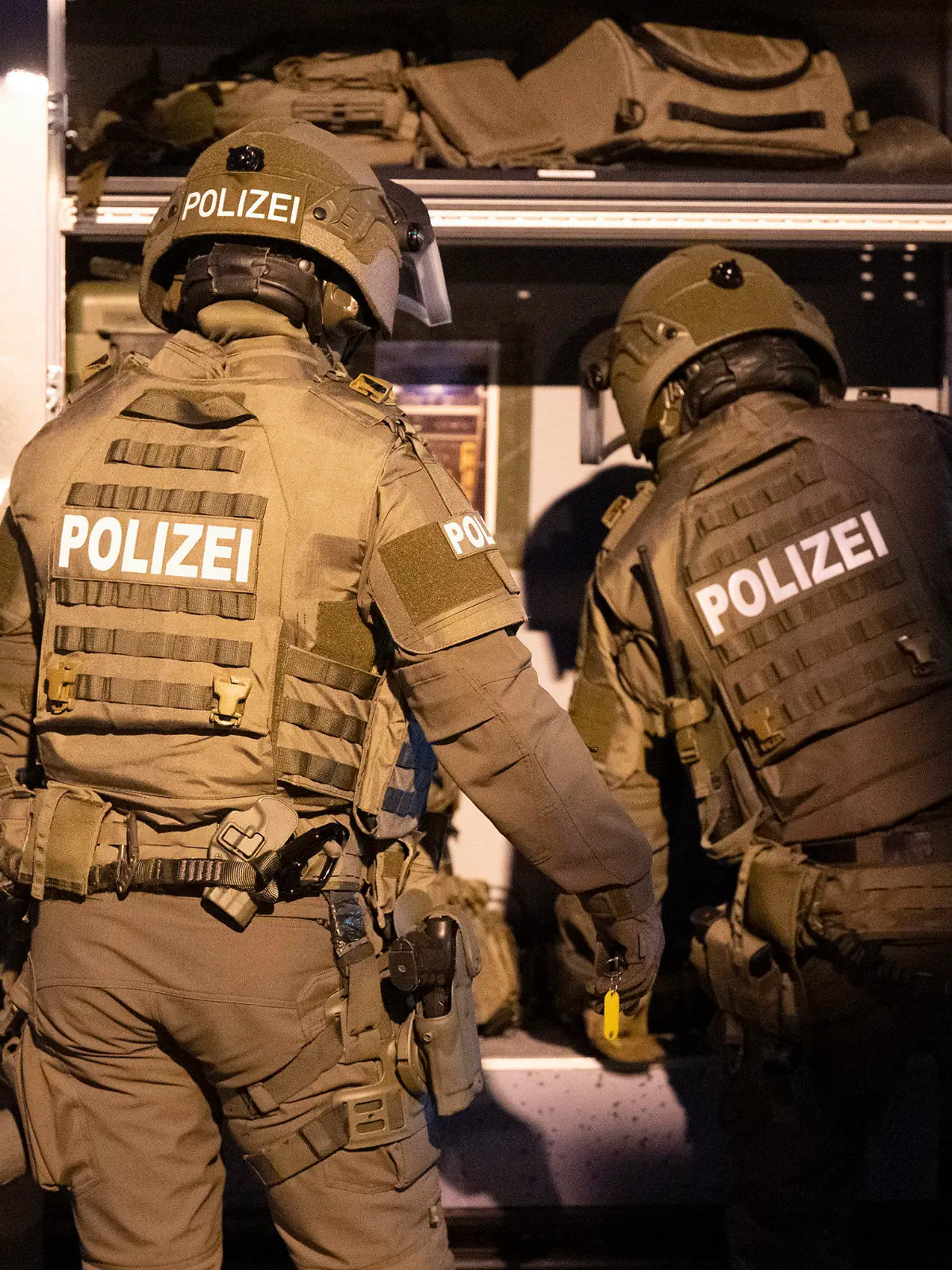 ARCHIV - 09.01.2023, Hessen, Viernheim: Beamte eines Spezialeinsatzkommandos (SEK) der Polizei agieren in einem Wohngebiet in Viernheim.  (zu dpa: «Falscher Notruf: Wenn plötzlich das Einsatzkommando ins Haus kommt») Foto: Boris Roessler/dpa +++ dpa-Bildfunk +++