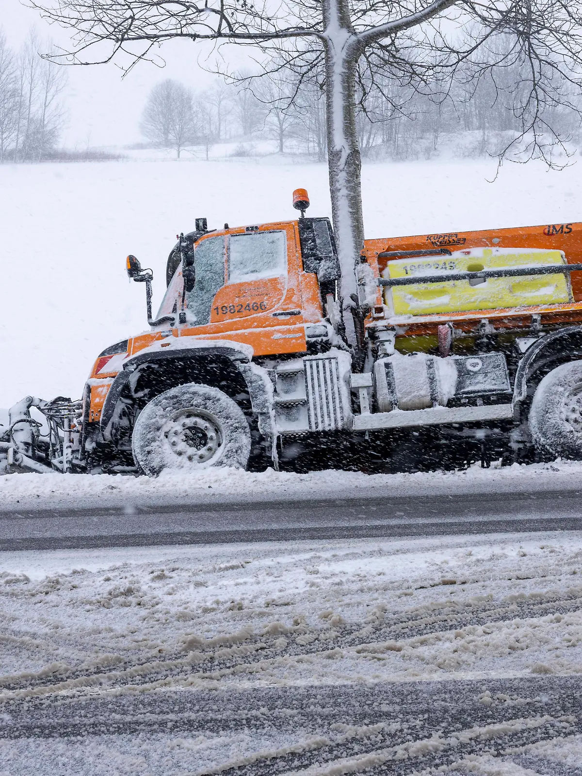 Schneechaos im Erzgebirge. Nach der milden Witterungsphase ist der Winter zurück. Seit der zweiten Nachthälfte schneit es intensiv und durchgehend. In 6 Stunden sind bis zu 15 cm Neuschnee zusammen gekommen. Viele Menschen wurden in den Vormittagsstunden überrascht. Auf den Straßen ist man dringend auf den Winterdienst angewiesen. Dieser verunfallte jedoch selbst auf der B 95. In Höhe der Bärensteiner Straße in Annaberg-Buchholz schnitt ein Fahrzeug dem Winterdienstfahrer die Vorfahrt. Er wich aus, verlor die Kontrolle über sein Fahrzeug und landete im Graben. Nun muss das Fahrzeug aufwändig geborgen werden. Die Schneefälle halten den ganzen Samstag noch an. Annaberg-Buchholz, Papierfabrik Sachsen Deutschland *** Snow chaos in th