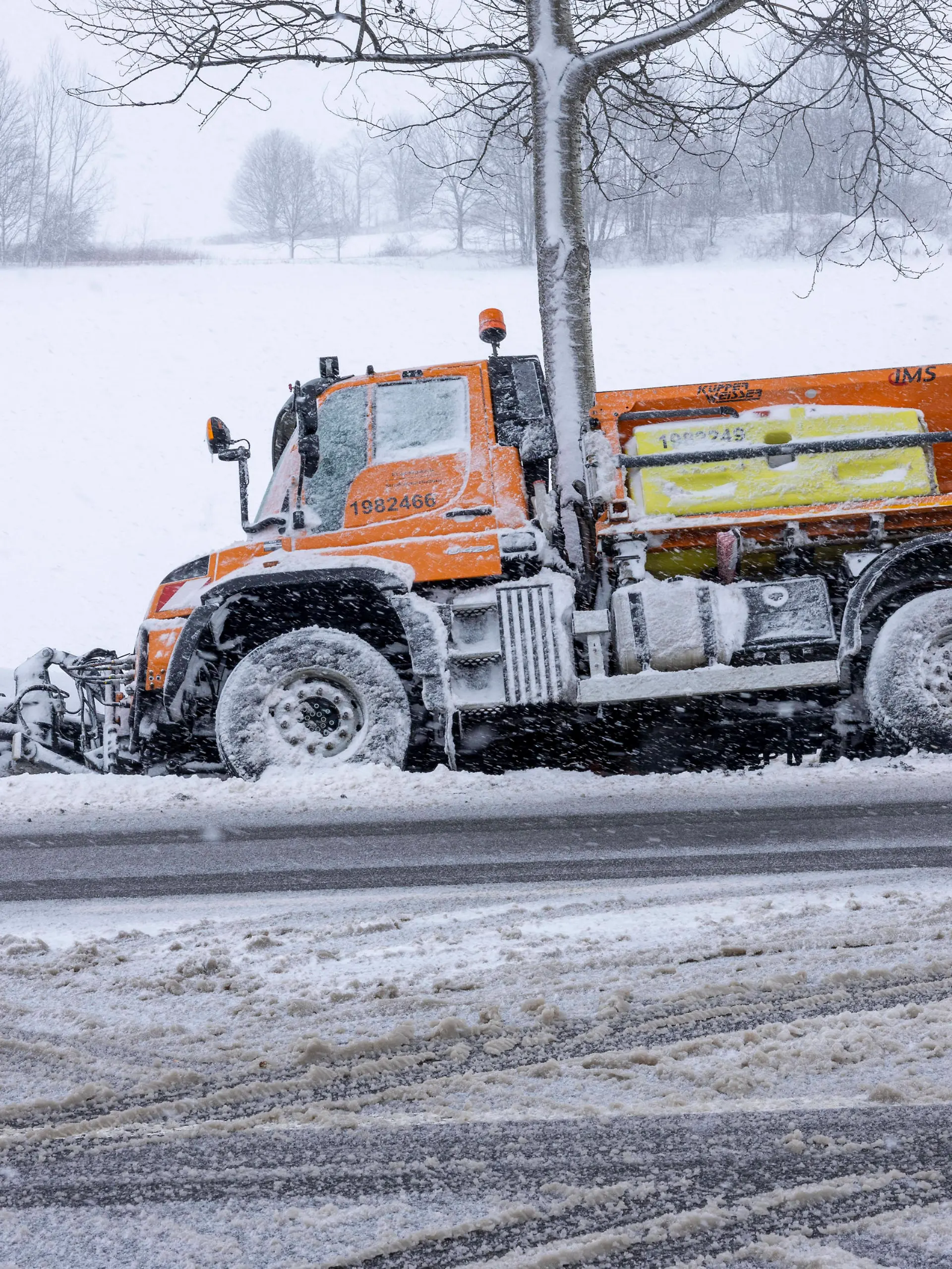 Schneechaos im Erzgebirge. Nach der milden Witterungsphase ist der Winter zurück. Seit der zweiten Nachthälfte schneit es intensiv und durchgehend. In 6 Stunden sind bis zu 15 cm Neuschnee zusammen gekommen. Viele Menschen wurden in den Vormittagsstunden überrascht. Auf den Straßen ist man dringend auf den Winterdienst angewiesen. Dieser verunfallte jedoch selbst auf der B 95. In Höhe der Bärensteiner Straße in Annaberg-Buchholz schnitt ein Fahrzeug dem Winterdienstfahrer die Vorfahrt. Er wich aus, verlor die Kontrolle über sein Fahrzeug und landete im Graben. Nun muss das Fahrzeug aufwändig geborgen werden. Die Schneefälle halten den ganzen Samstag noch an. Annaberg-Buchholz, Papierfabrik Sachsen Deutschland *** Snow chaos in th