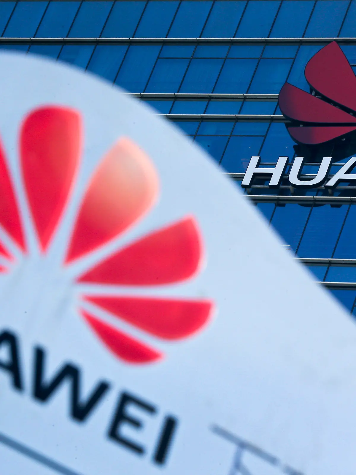 ARCHIV - 18.12.2018, China, Dongguan: Das Huawei-Logo ist vor und auf dem Forschungs- und Entwicklungszentrum des Konzerns zu sehen. Nachdem Huawei auf eine schwarze Liste der US-Regierung gekommen ist, schränken Google und andere amerikanische Technologiekonzerne ihre Zusammenarbeit mit dem chinesischen Netzausrüster und Smartphone-Anbieter ein. (zu dpa "Google schränkt Zusammenarbeit mit Huawei ein") Foto: Andy Wong/AP/dpa +++ dpa-Bildfunk +++