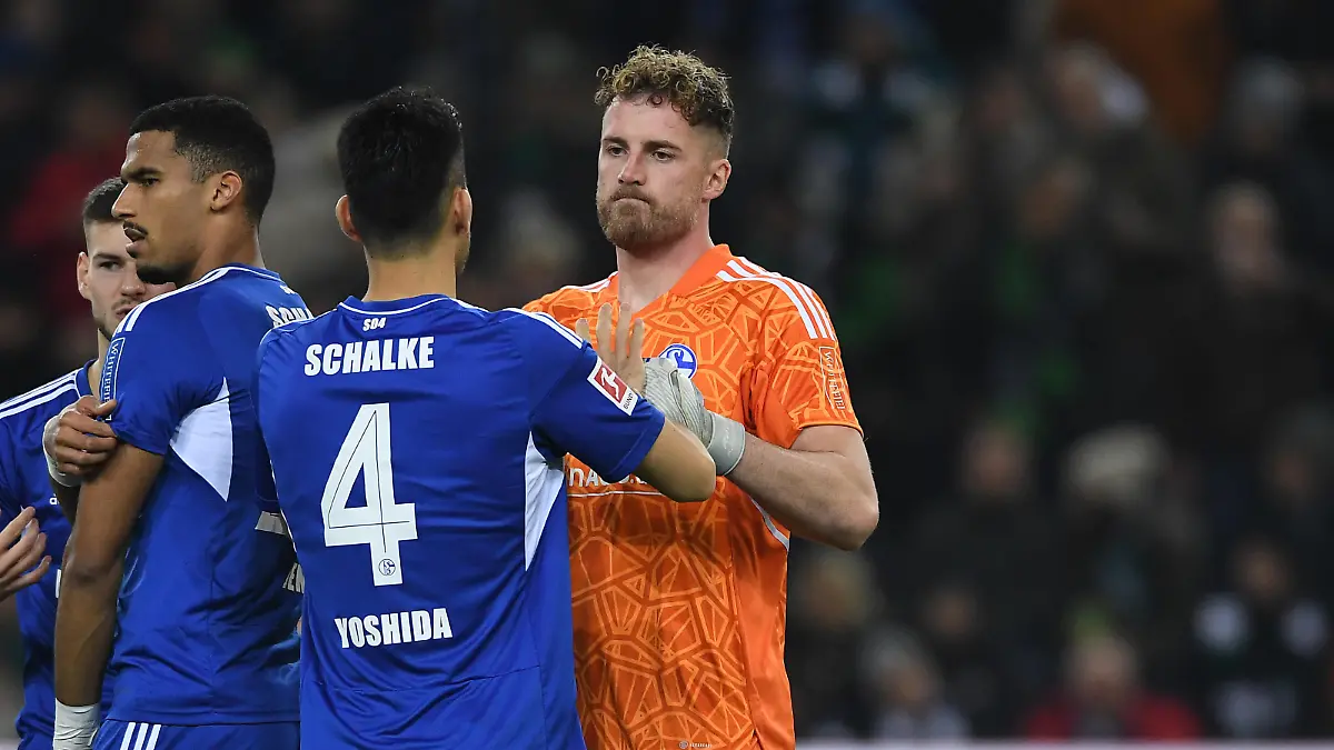 Fußball 1. Bundesliga 19. Spieltag Borussia Mönchengladbach - FC Schalke 04 am 04.02.2023 im Borussia-Park in Mönchengladbach
Maya Yoshida ( Schalke ), links - Ralf Fährmann ( Schalke ), rechts
DFL regulations prohibit any use of photographs as image sequences and/or quasi-video.
Foto: Revierfoto / action press