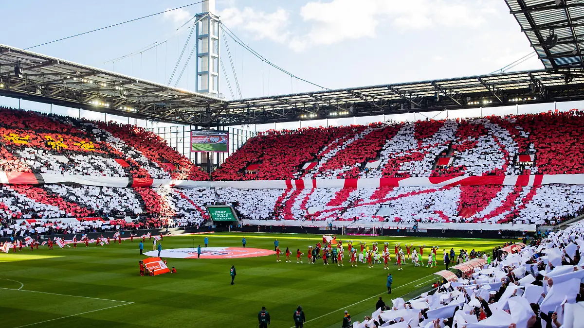 Fußball: Bundesliga, 1. FC Köln - VfL Wolfsburg, 22. Spieltag, RheinEnergieStadion. Das ganze Stadion zeigt zum 75-jährigen Jubliäum des 1. FC eine Choreografie.