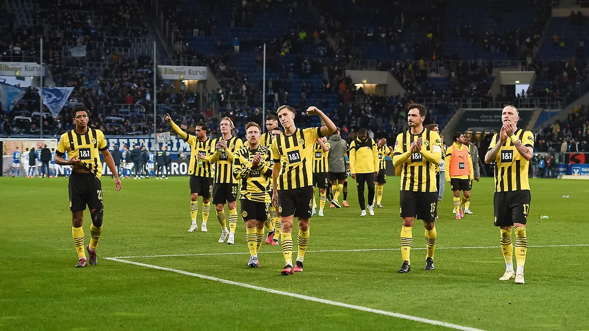 Nach Spielende Schlussjubel, freude bei Jude Bellingham Borussia Dortmund, 22, Emre Can Borussia Dortmund, 23, Julian Brandt Borussia Dortmund, 19, Felix Passlack Borussia Dortmund, 30, Nico Schlotterbeck Borussia Dortmund, 04, Mats Hummels Borussia Dortmund, 15, Marius Wolf Borussia Dortmund, 17, Feiern mit den Fans den Sieg, TSG 1899 Hoffenheim vs Borussia Dortmund, Fussball, Herren, 1. Bundesliga, 22. Spieltag, Saison 22/23, GER, 25.02.2023, DFL/DFB REGULATIONS PROHIBIT ANY USE OF PHOTOGRAPHS AS IMAGE SEQUENCES AND/OR QUASI-VIDEO, TSG 1899 Hoffenheim vs Borussia Dortmund, Fussball, Herren, 1. Bundesliga, 22. Spieltag, Saison 22/23, GER, 25.02.2023 Sinsheim *** After the end of the game final cheer, joy at Jude Bellingham Borussia Dortmund, 22 , Emre Can Borussia Dortmund, 23 , Julian Brandt Borussia Dortmund, 19 , Felix Passlack Borussia Dortmund, 30 , Nico Schlotterbeck Borussia Dortmund, 04 , Mats Hummels Borussia Dortmund, 15 , Marius Wolf Borussia Dortmund, 17 , Celebrate the victory with the fans, TSG 1899 Hoffenheim vs Borussia Dortmund, Football, Men, 1 Bundesliga, 22 Matchday, Season 22 23, GER, 25 02 2023, DFL DFB REGULATES PROHIBIT ANY USE OF PHOTOGRAPHS AS IMAGE SEQUENCES AND OR QUASI VIDEO, TSG 1899 Hoffenheim vs Borussia Dortmund, Football, Men, 1 Bundesliga, 22 Matchday, Season 22 23, GER, 25 02 2023 Sinsheim Copyright: xEibner-Pressefoto/WolfgangxFrankx EP_EER