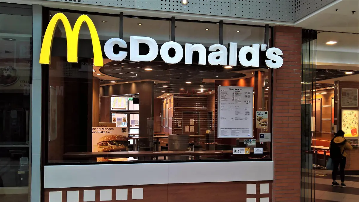 McDonald bzw Mc Donald, McDonalds, Mc Donalds Fastfood und Burger Restaurant in Regensburg *** McDonald or Mc Donald, McDonalds, Mc Donalds Fastfood and Burger Restaurant in Regensburg