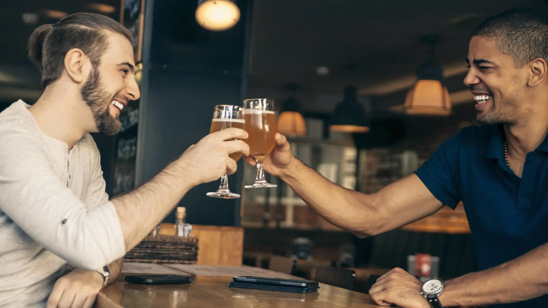 Two happy men in a bar clinking beer glasses PUBLICATIONxINxGERxSUIxAUTxHUNxONLY ZEDF000010
Two Happy Men in a Bar clanking Beer Glasses PUBLICATIONxINxGERxSUIxAUTxHUNxONLY ZEDF000010