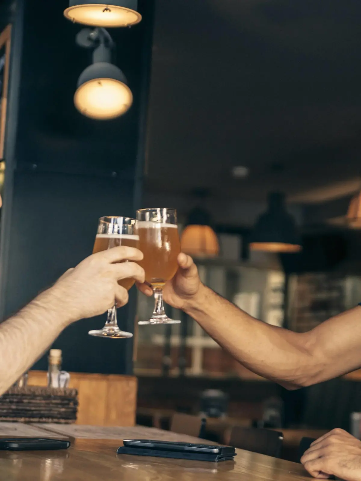 Two happy men in a bar clinking beer glasses PUBLICATIONxINxGERxSUIxAUTxHUNxONLY ZEDF000010

Two Happy Men in a Bar clanking Beer Glasses PUBLICATIONxINxGERxSUIxAUTxHUNxONLY ZEDF000010  